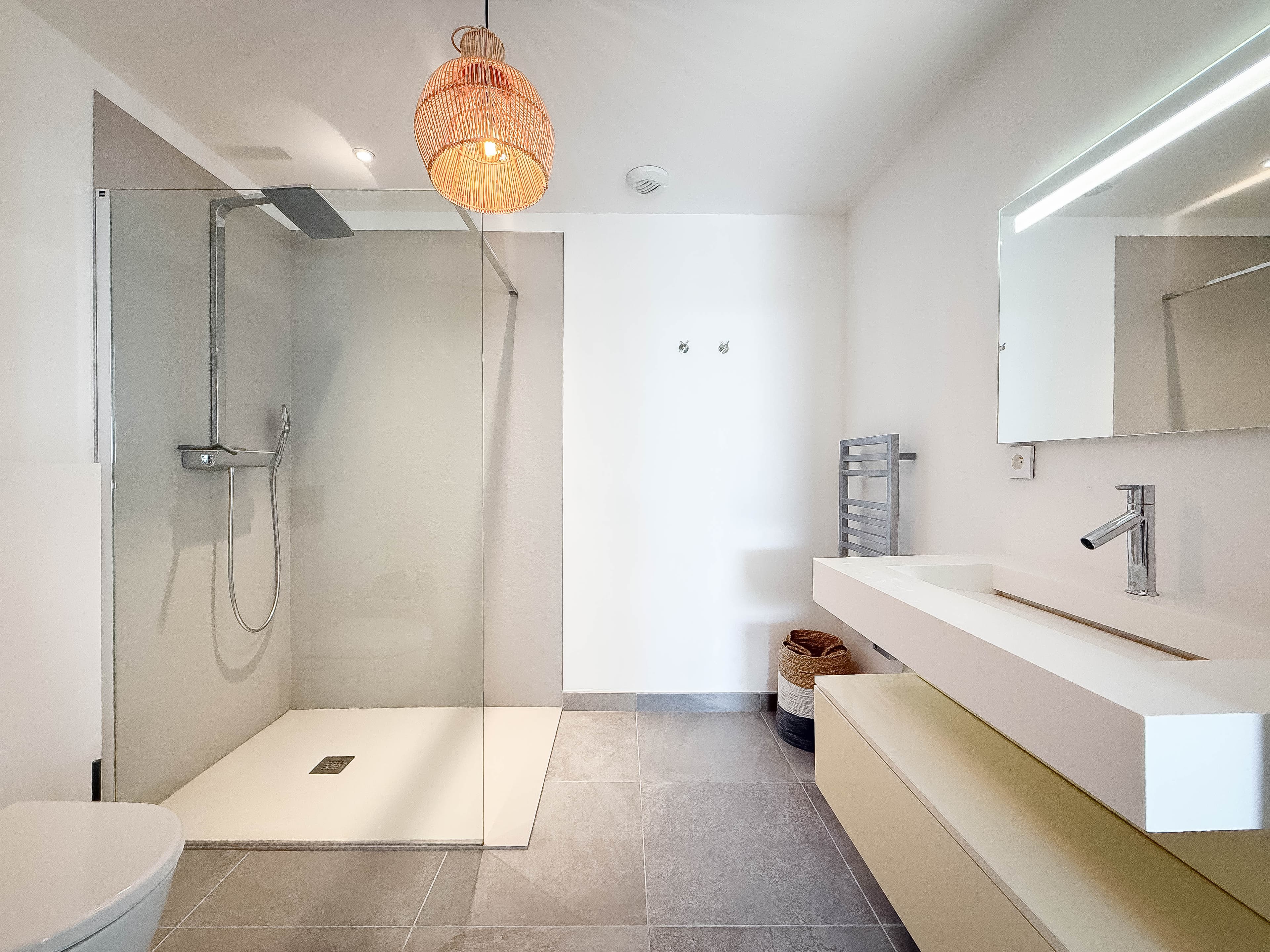 Salle de bain design avec douche dans appartement à vendre Saint-Tropez, rez-de-jardin avec terrasse.