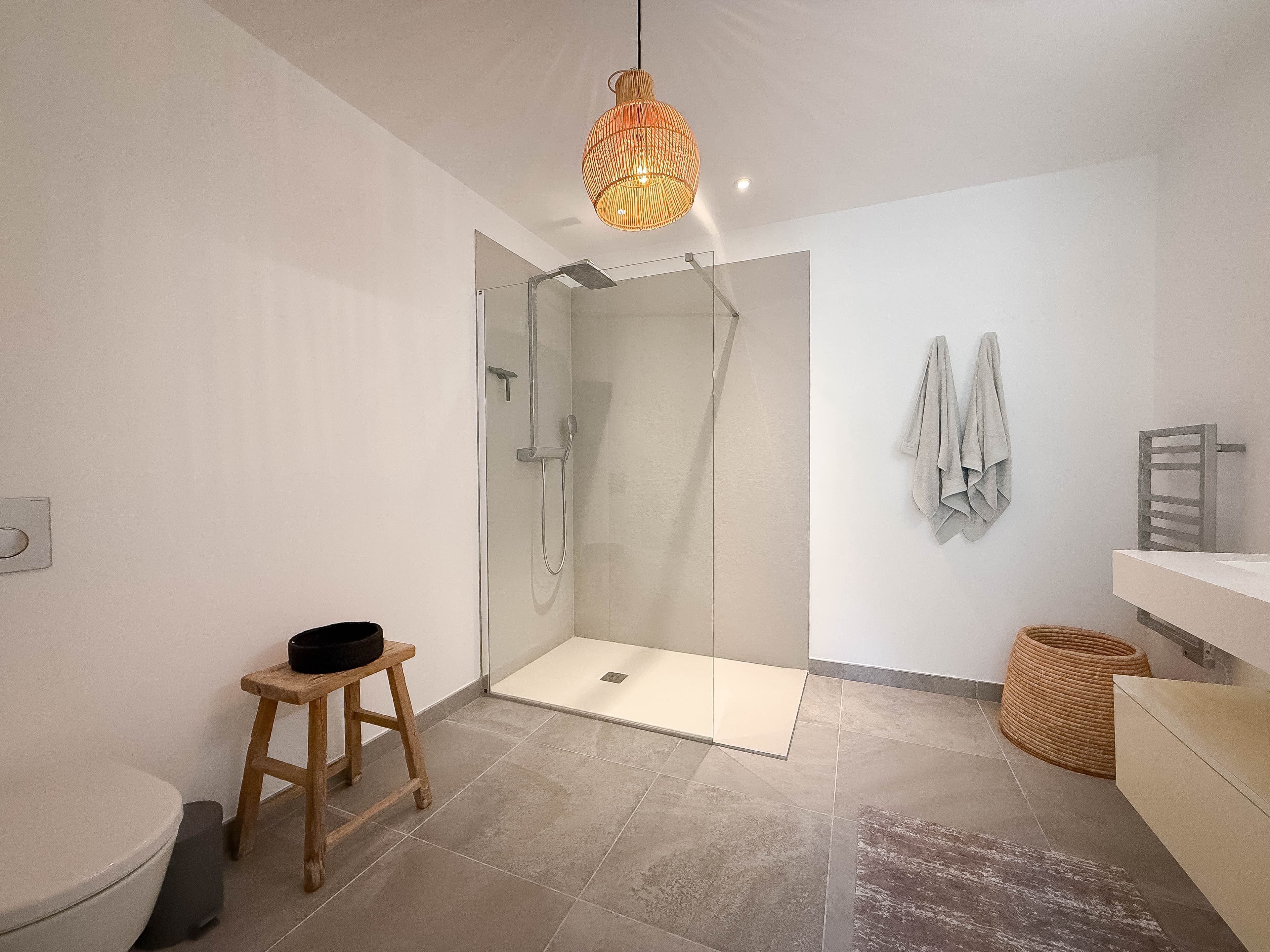 Salle de bain design dans appartement à vendre Saint-Tropez, rez-de-jardin avec terrasse.