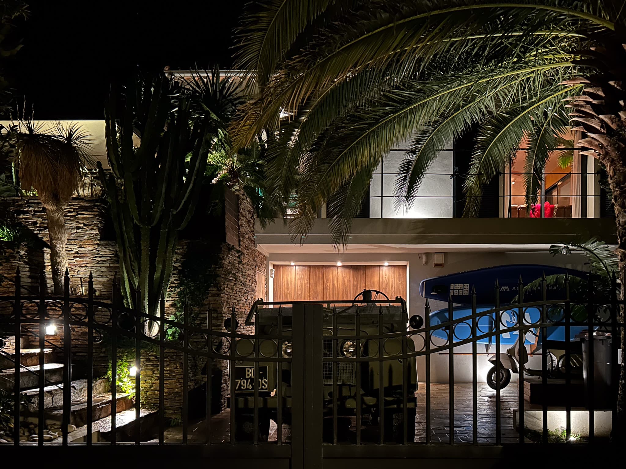 Éclairage chaleureux et ambiance apaisante autour de la villa à vendre à Saint-Tropez le soir.