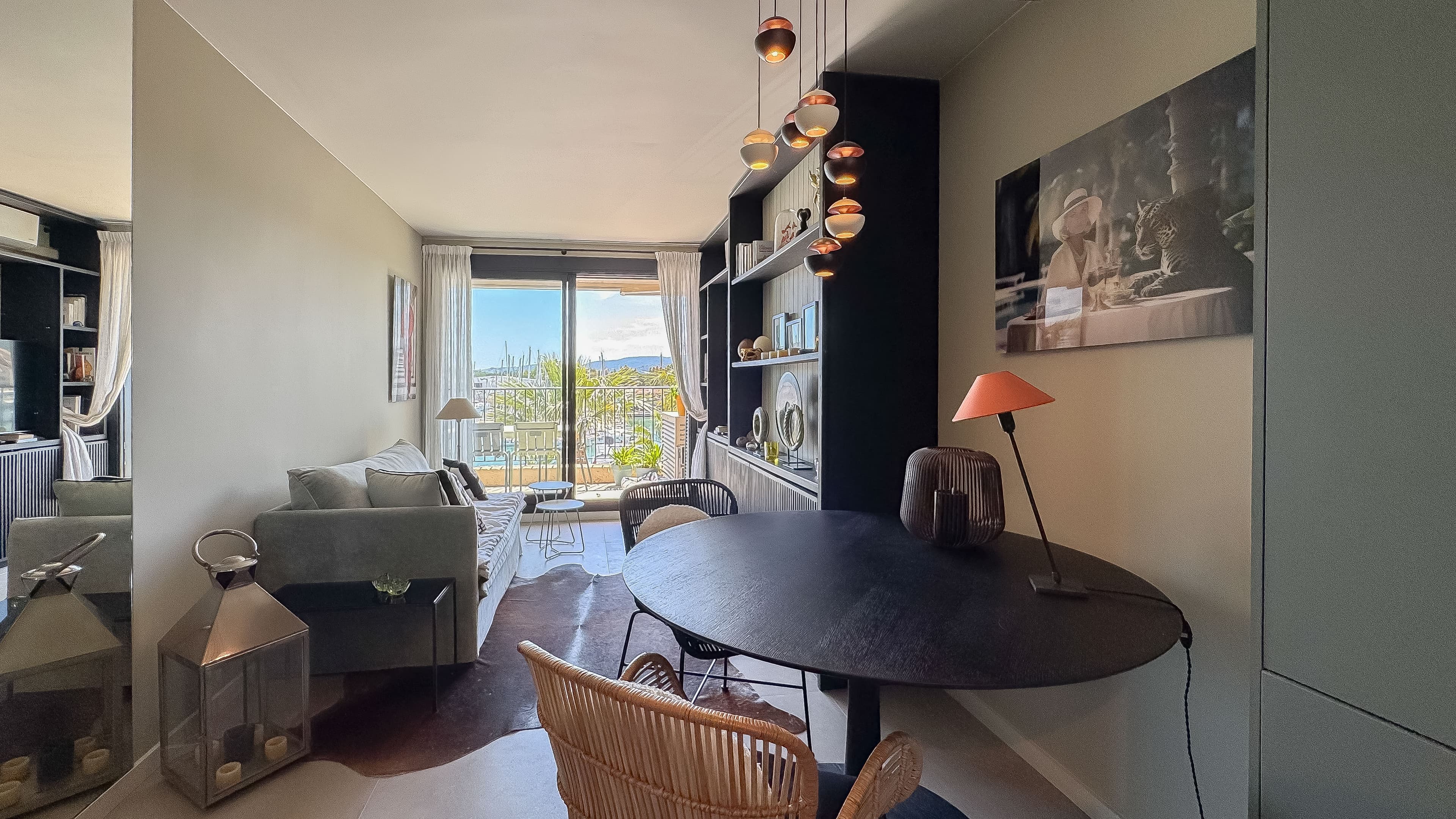 Salon spacieux et lumineux dans un appartement à vendre à Les Marines de Cogolin, avec vue sur le port et accès direct à la terrasse ensoleillée.