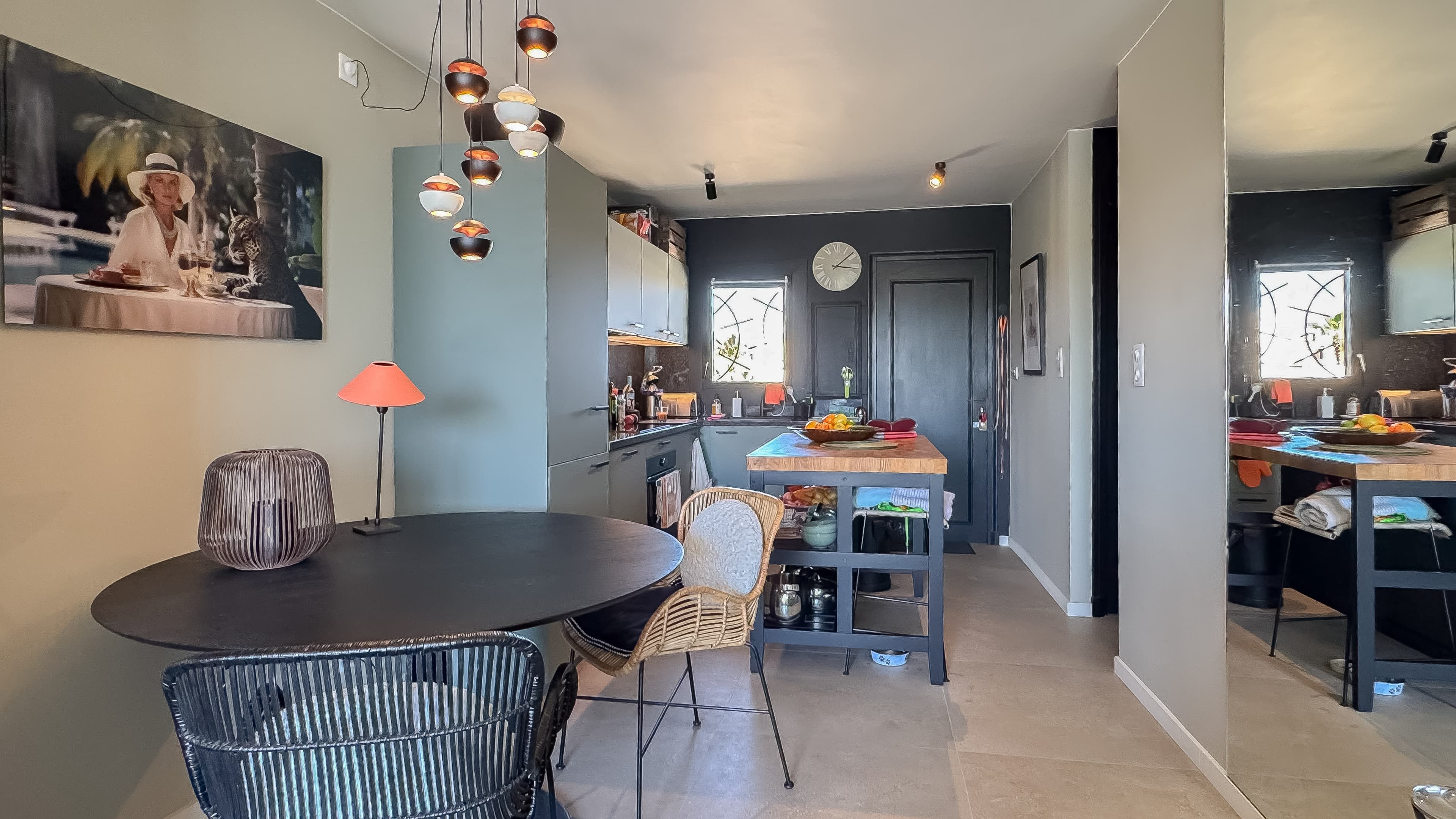 Coin repas fonctionnel et lumineux dans un appartement à vendre à Les Marines de Cogolin, idéal pour profiter de la vue exceptionnelle sur le port.