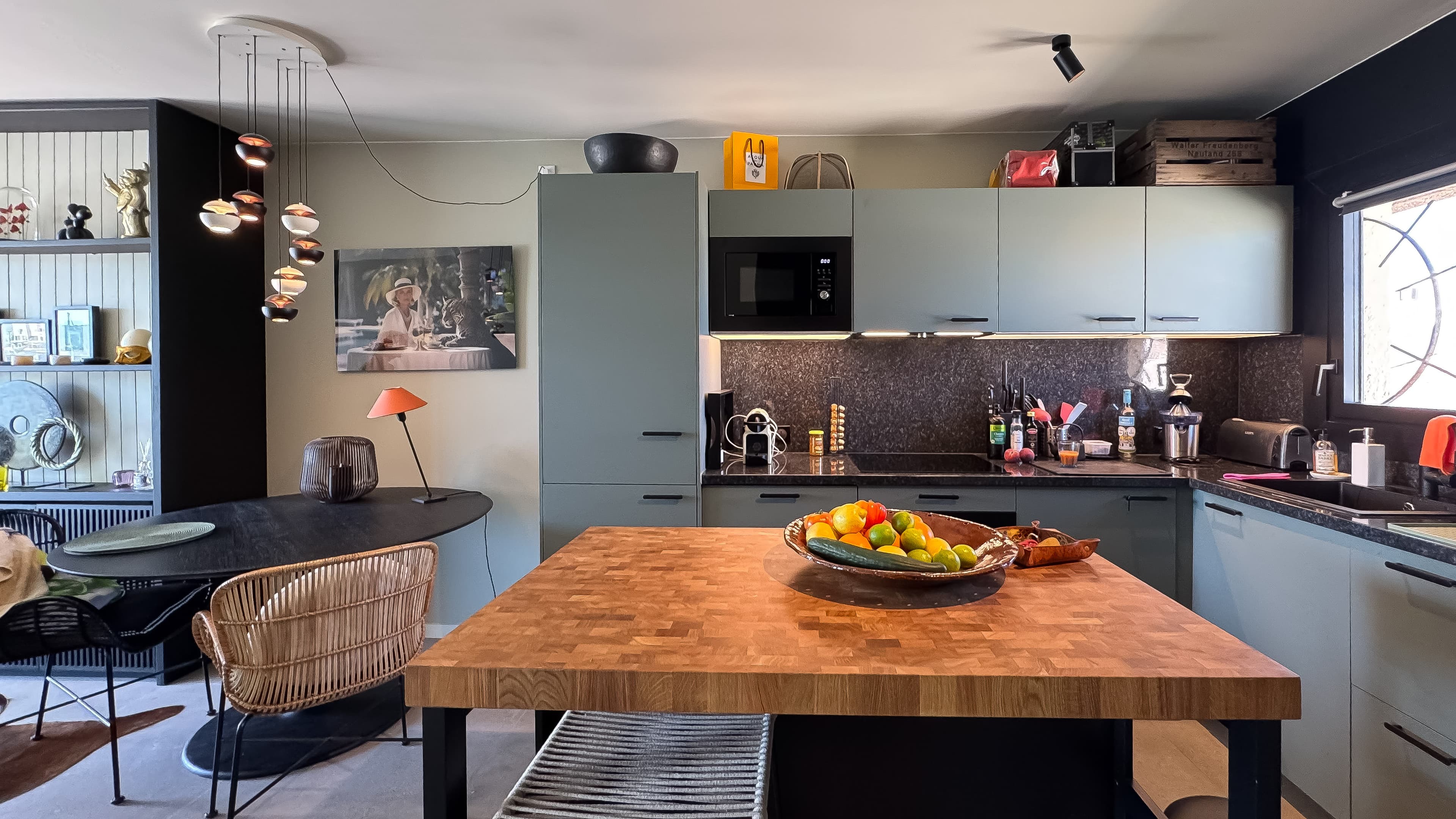 Cuisine entièrement équipée dans un appartement à vendre à Les Marines de Cogolin, ouverte sur le séjour et offrant une vue sur le port de plaisance.