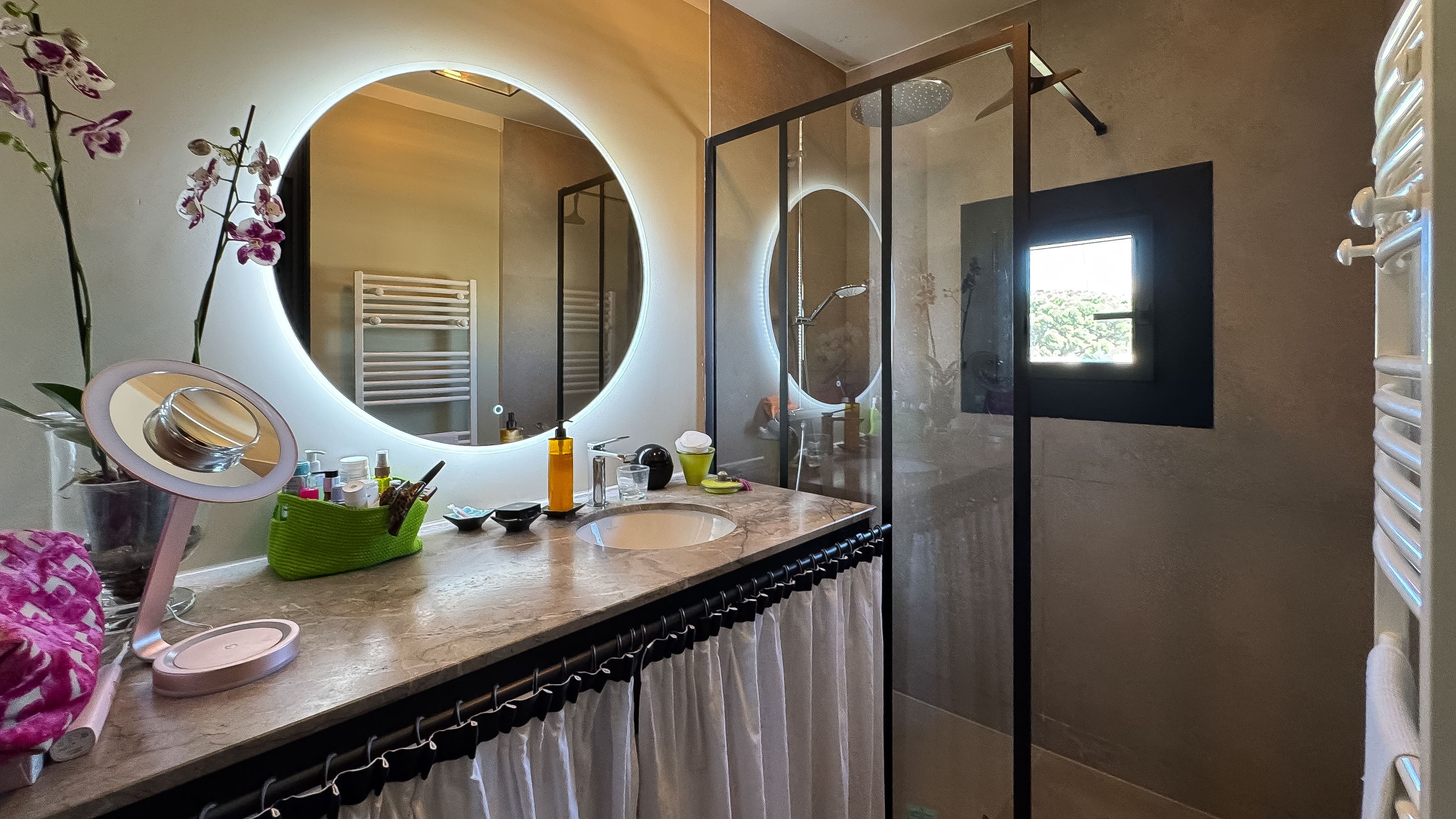 Salle d’eau élégante avec douche à l’italienne dans un appartement à vendre à Les Marines de Cogolin, finition haut de gamme et design contemporain.