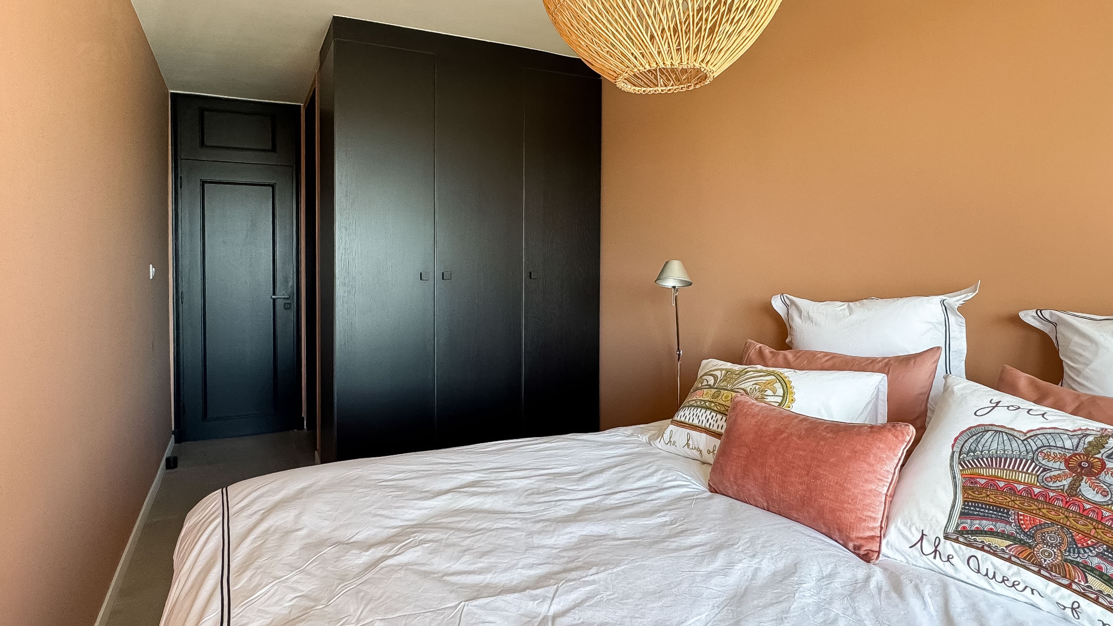 Chambre confortable dans un appartement à vendre à Les Marines de Cogolin, donnant sur la terrasse et bénéficiant d’une vue panoramique sur le port.