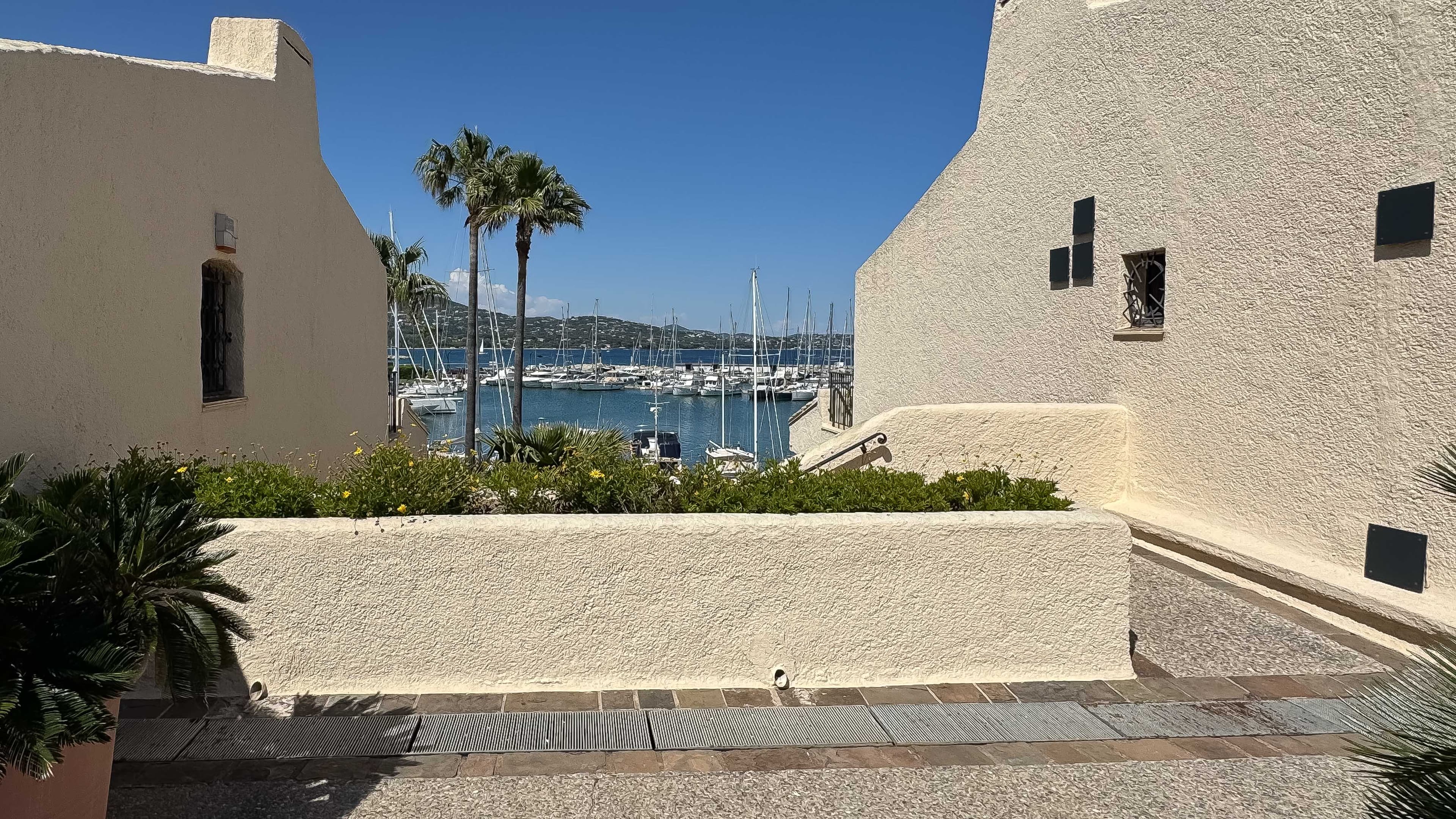 Panorama exceptionnel sur le port et les bateaux | appartement à vendre à Les Marines de Cogolin, proche de Saint-Tropez.