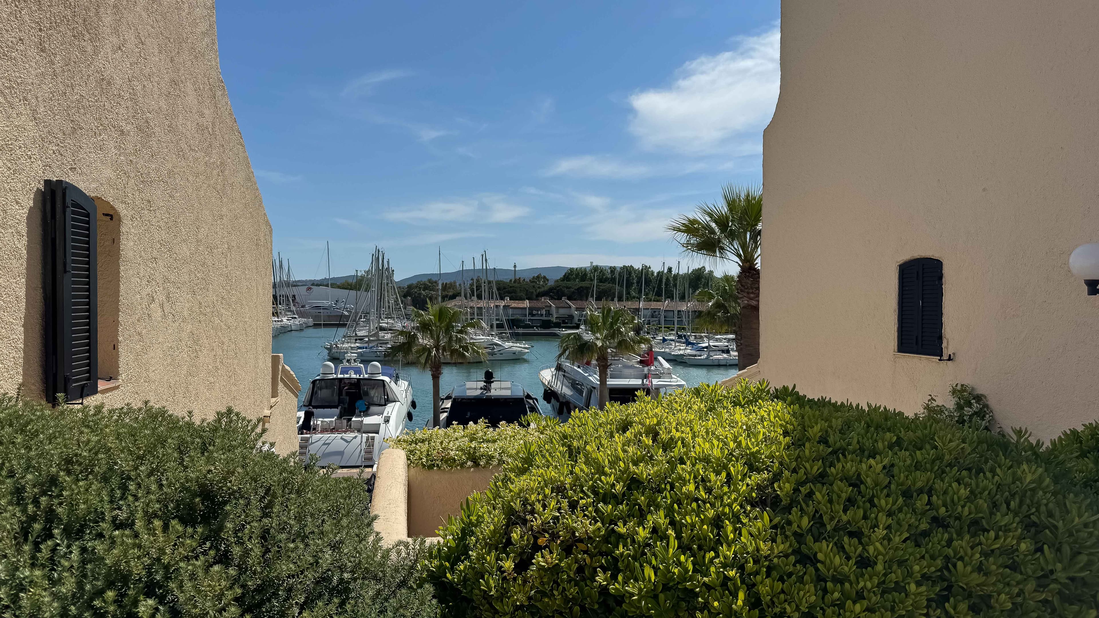 Panorama exceptionnel sur le port et les bateaux | appartement à vendre à Les Marines de Cogolin, proche de Saint-Tropez.