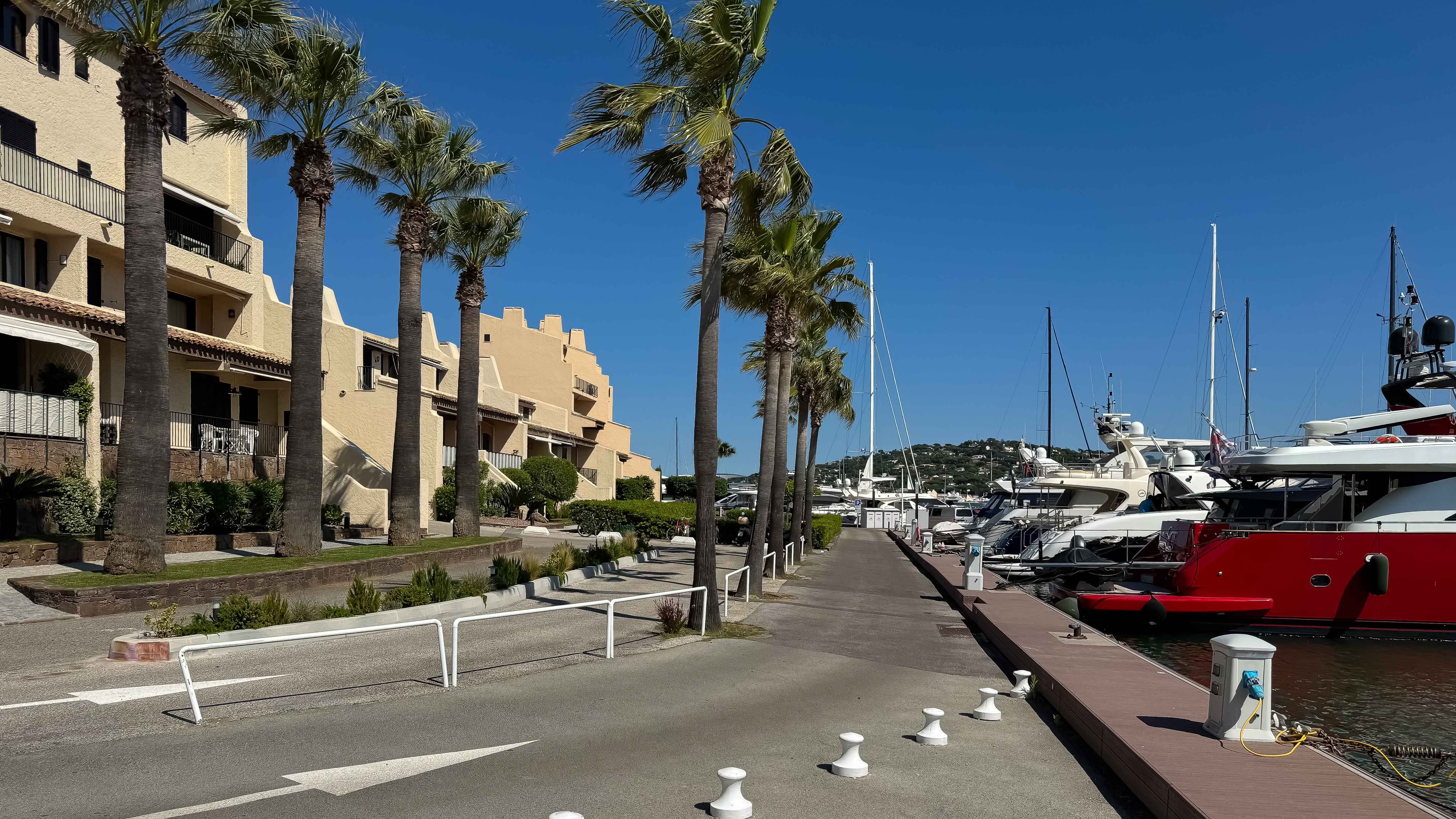 Façade ensoleillée d’un appartement à vendre à Les Marines de Cogolin avec vue exceptionnelle sur le port de plaisance, idéalement situé près de Saint-Tropez.