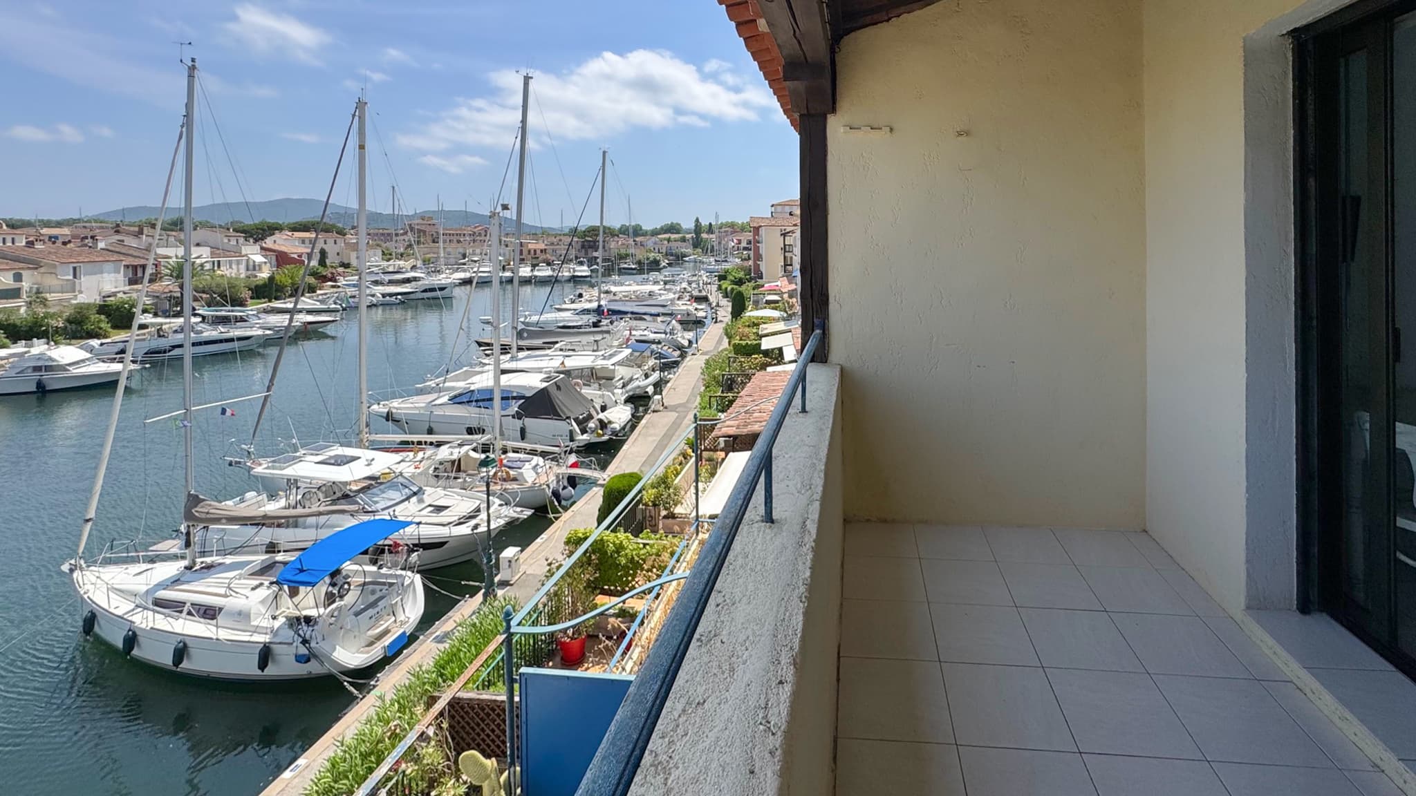 Grande terrasse plein soleil dans un appartement à vendre à Port-Grimaud, vue imprenable sur les canaux.