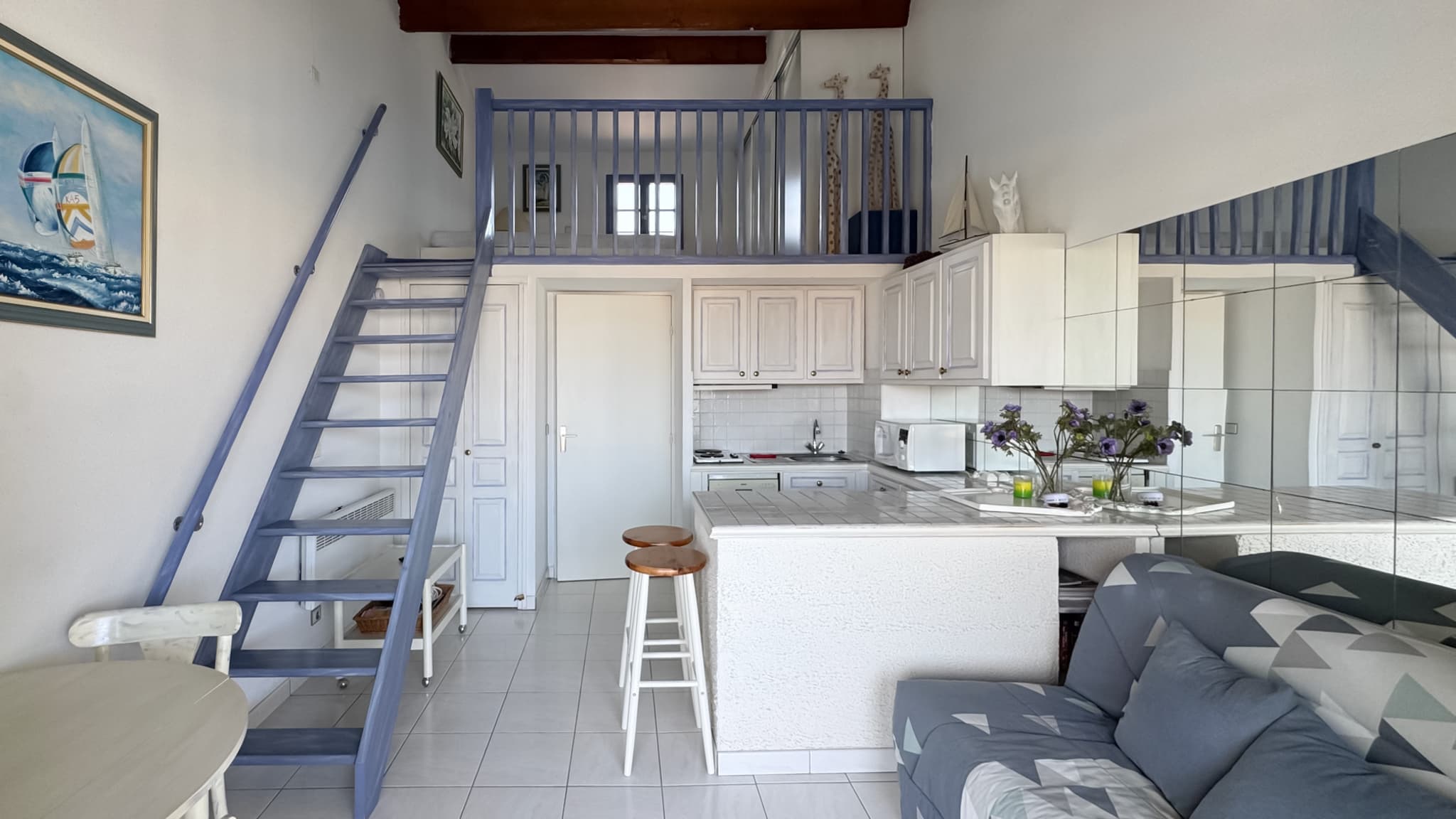 Salon lumineux de l’appartement à vendre à Port-Grimaud, avec accès terrasse et vue panoramique sur les bateaux.