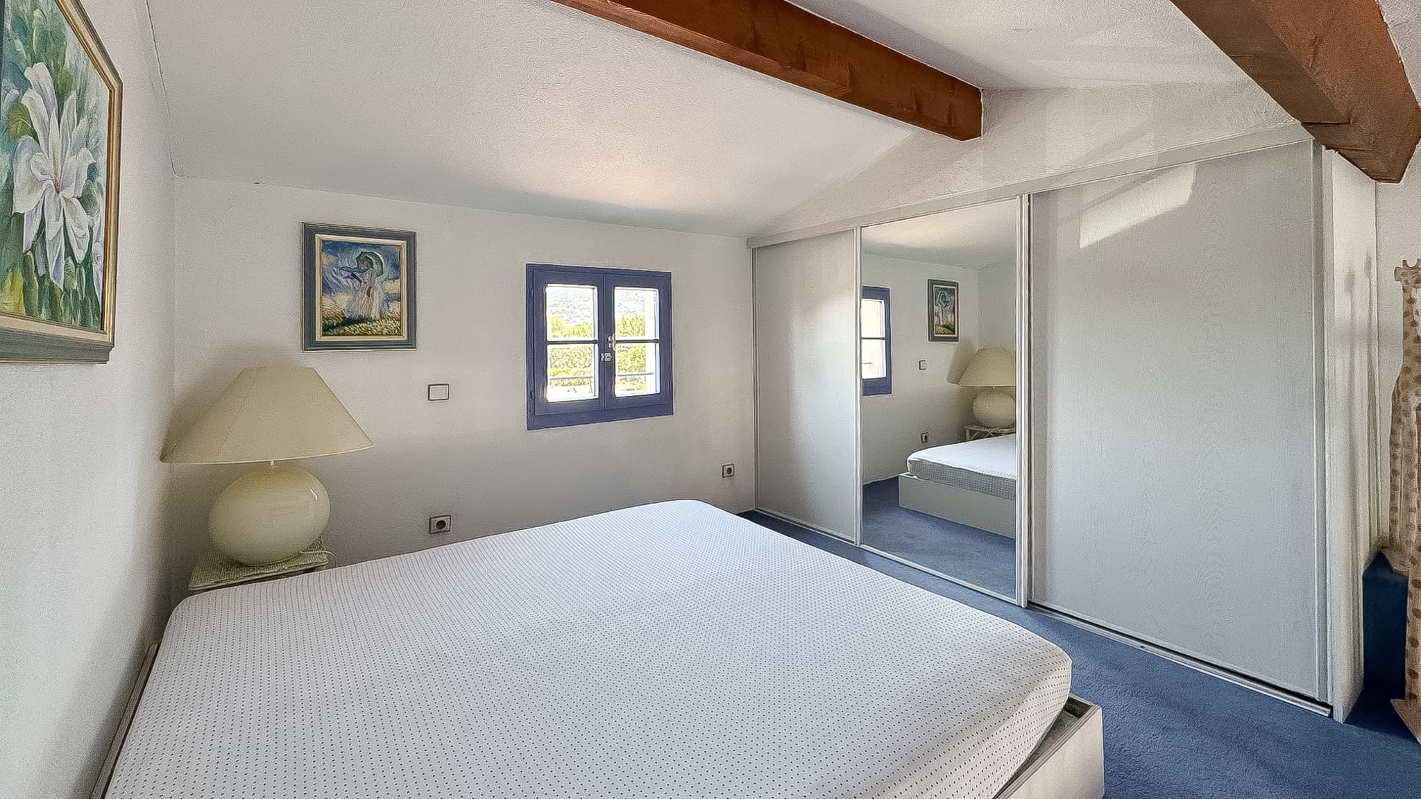 Chambre en mezzanine avec placards dans un appartement en vente à Port-Grimaud, proche de la terrasse.