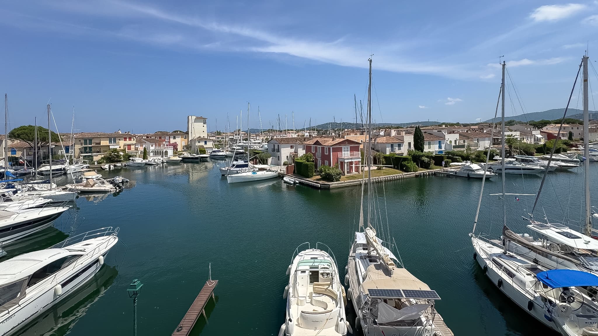 Vue exceptionnelle depuis un appartement en vente à Port-Grimaud sur les canaux et bateaux du port.