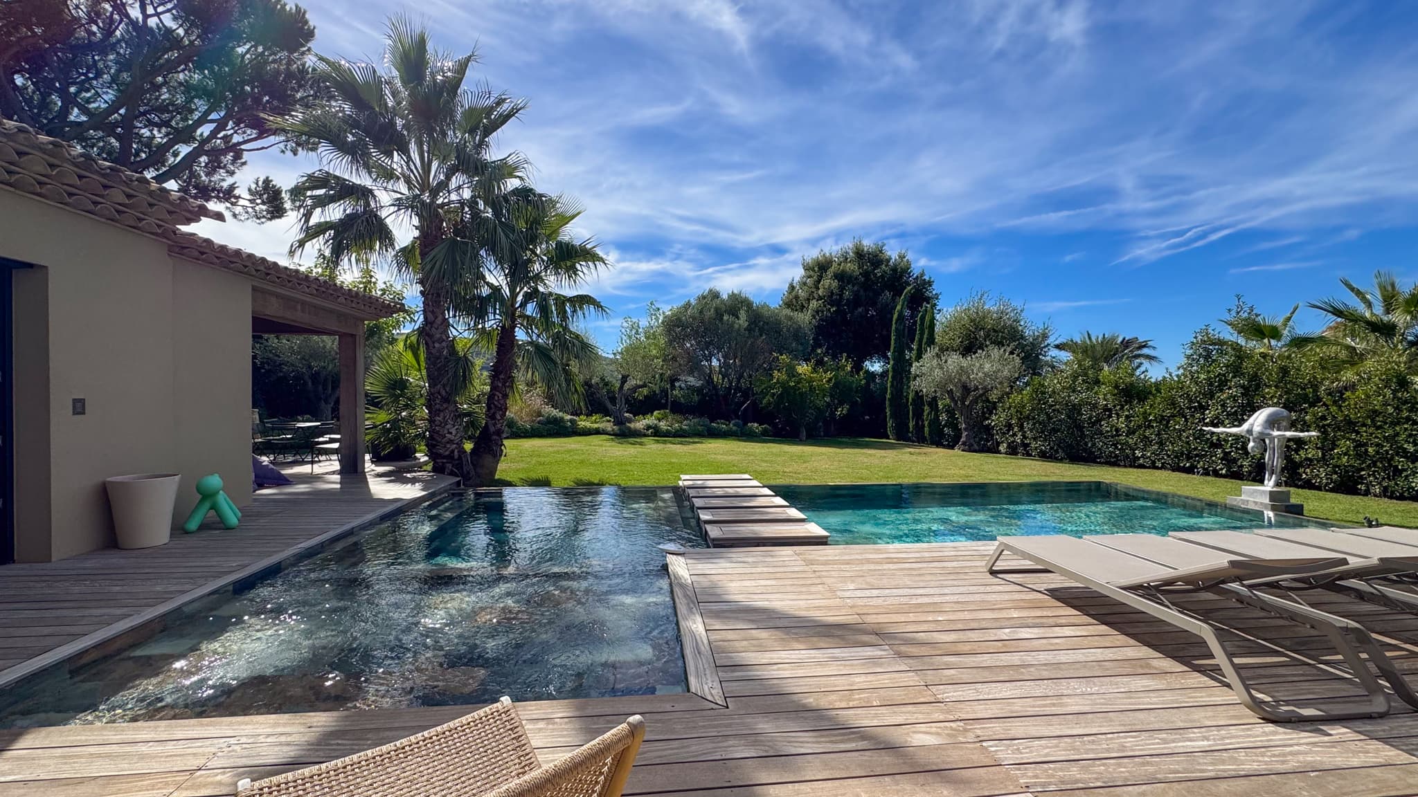 Piscine élégante entourée d’un jardin paysager dans cette villa de luxe à vendre à Saint-Tropez proche du centre du village.