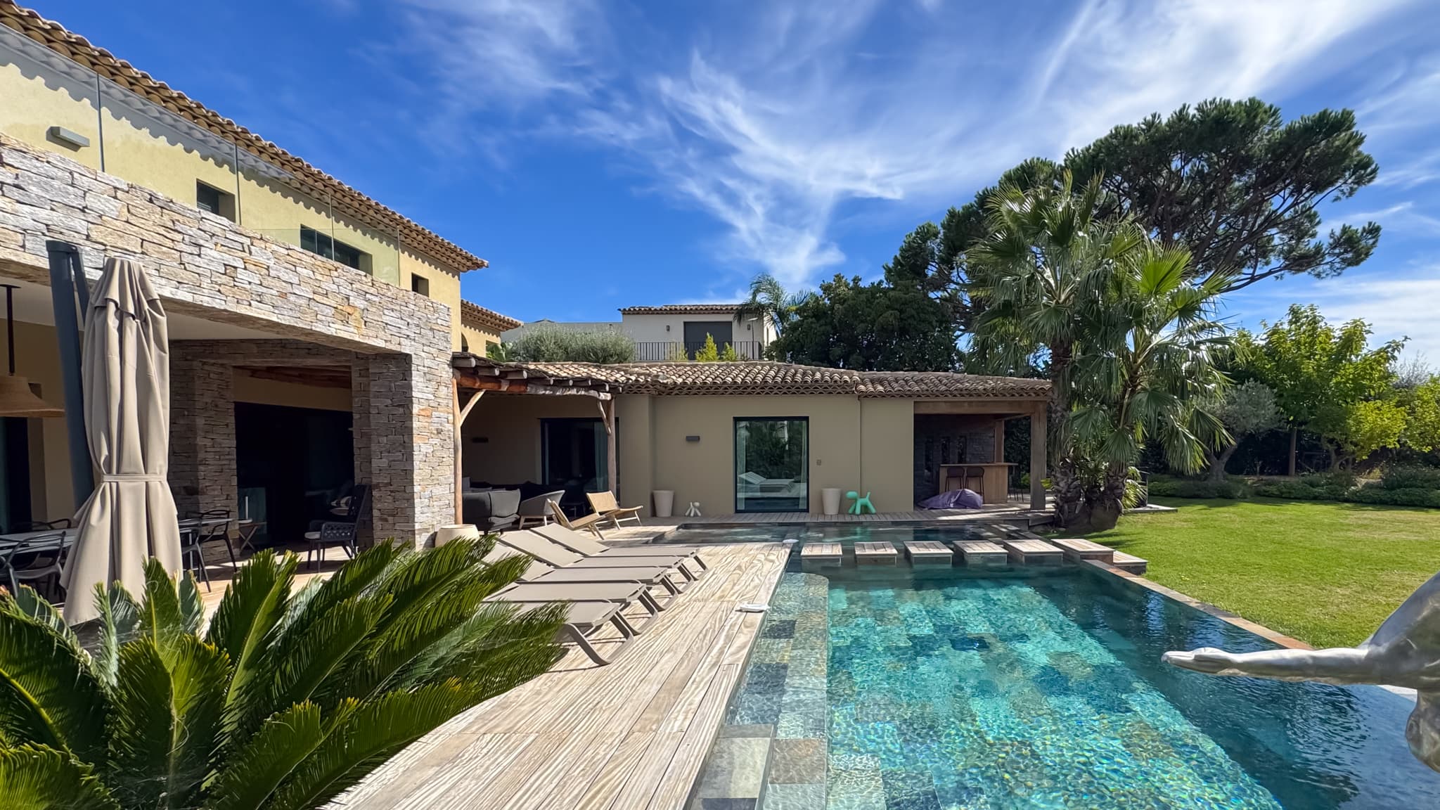 Façade élégante de cette villa contemporaine à vendre à Saint-Tropez située dans un domaine privé sécurisé à quelques minutes à pied du centre.