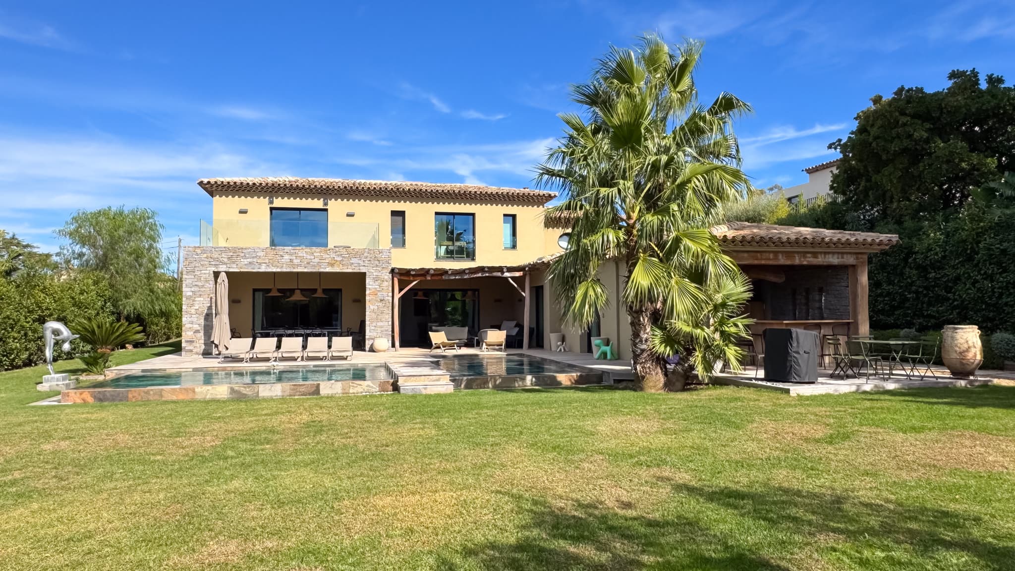 Façade élégante de cette villa contemporaine à vendre à Saint-Tropez située dans un domaine privé sécurisé à quelques minutes à pied du centre.