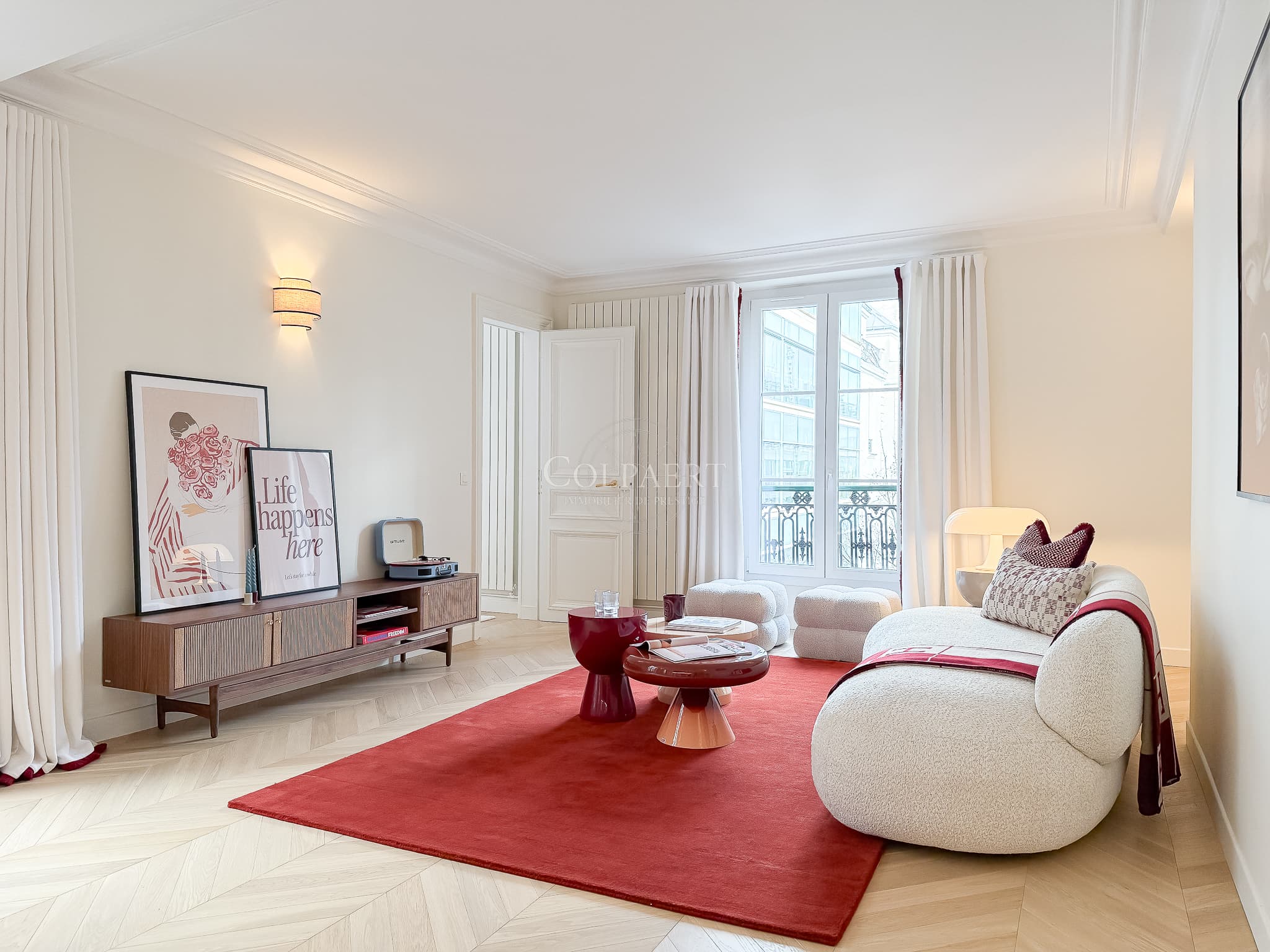 Salle à manger élégante ouverte sur le salon dans un appartement à vendre à Paris 1er, combinant charme haussmannien et modernité.