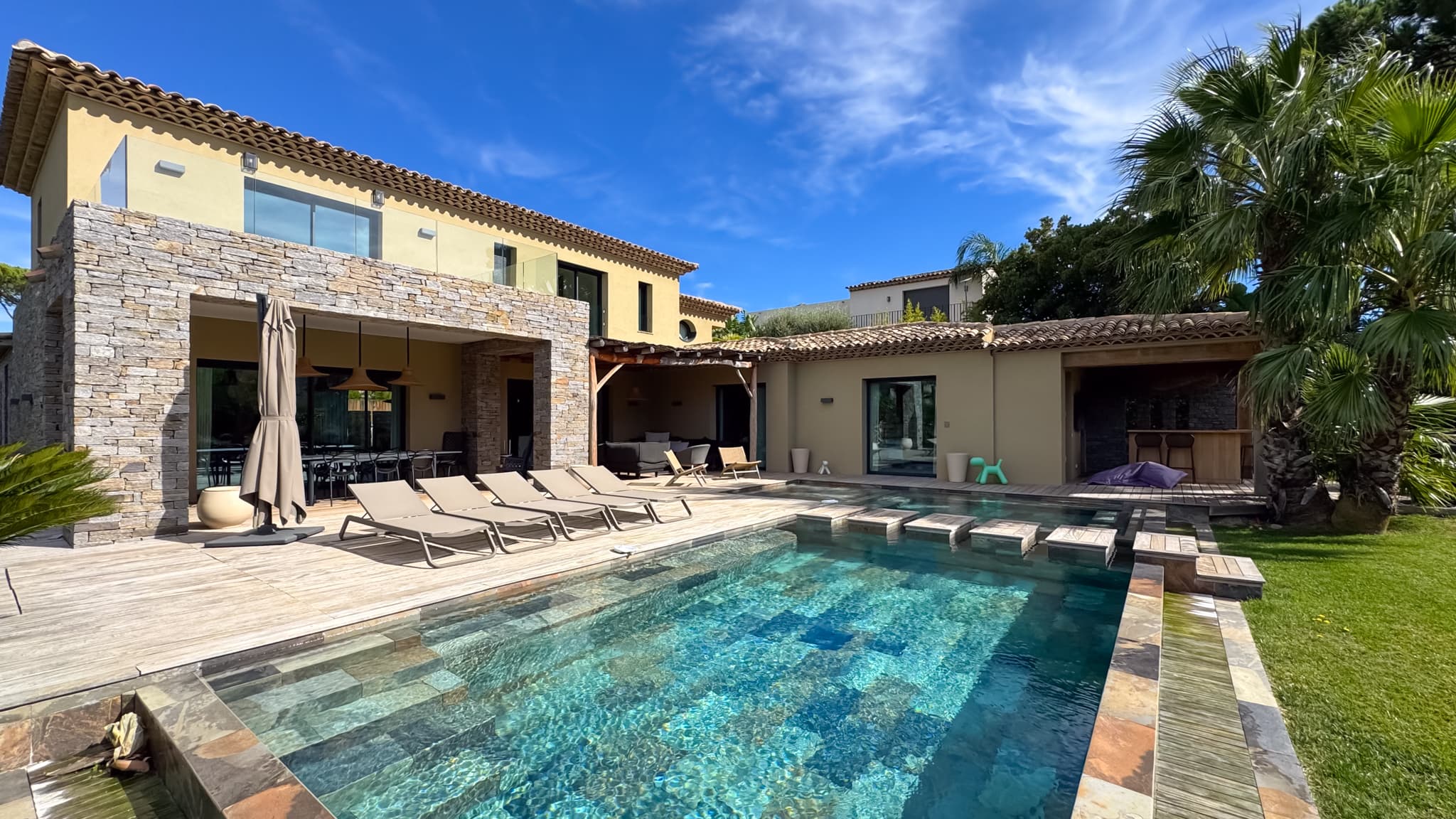 Façade élégante de cette villa contemporaine à vendre à Saint-Tropez située dans un domaine privé sécurisé à quelques minutes à pied du centre.