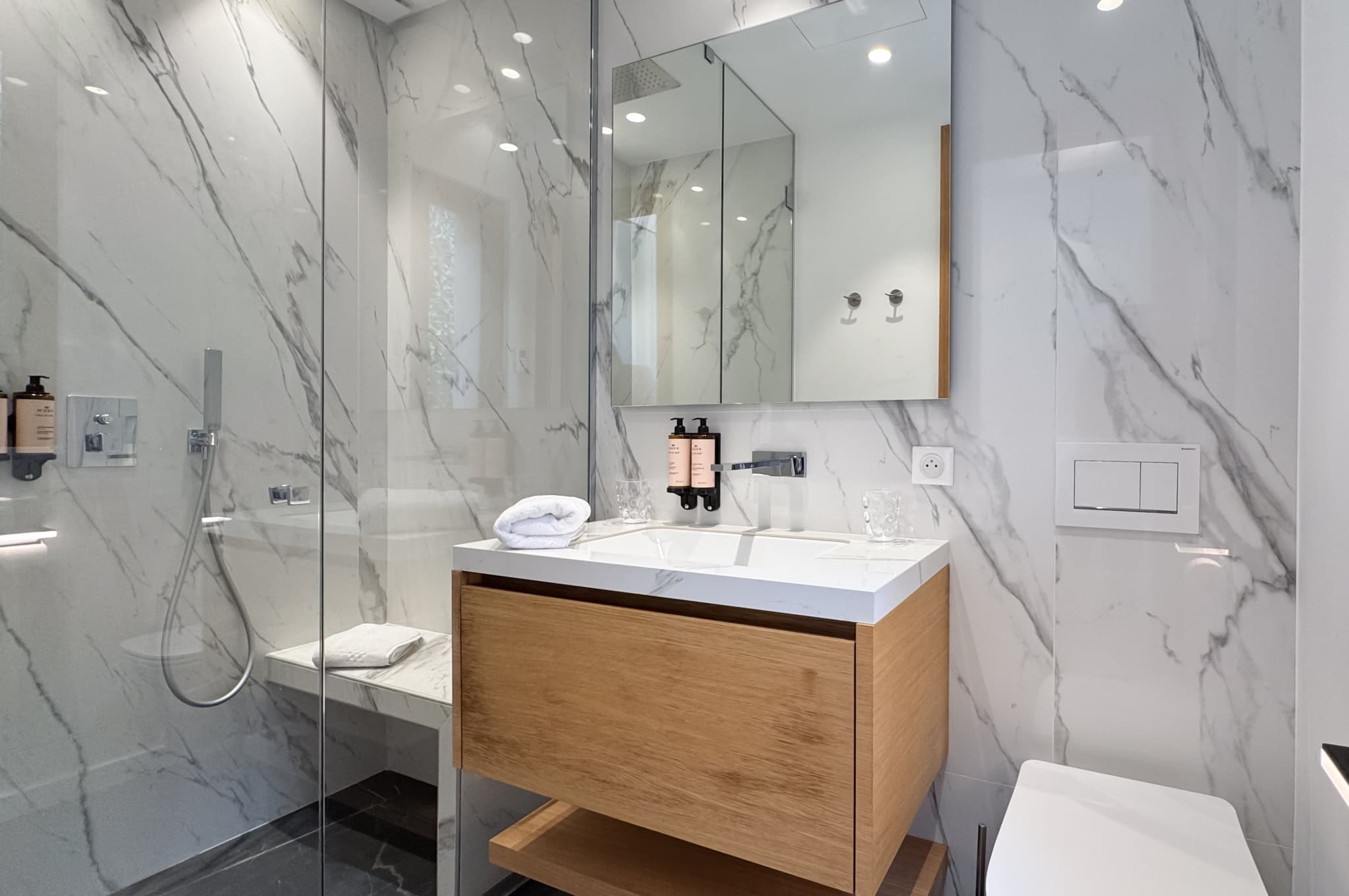 Salle de bains moderne avec matériaux haut de gamme dans cette villa de luxe à vendre à Saint-Tropez.