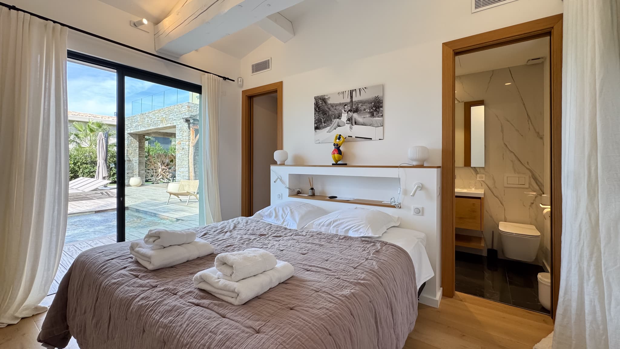 Suite parentale avec terrasse privée et vue sur le jardin dans cette villa de luxe à vendre à Saint-Tropez.
