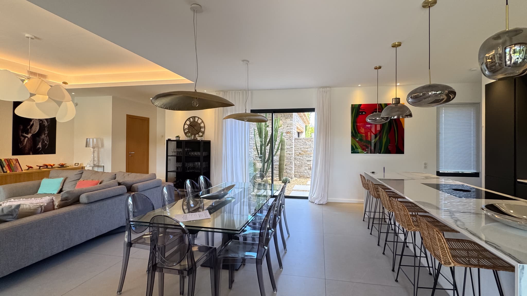 Salle à manger conviviale ouverte sur les terrasses dans cette villa de luxe à vendre à Saint-Tropez proche du centre.