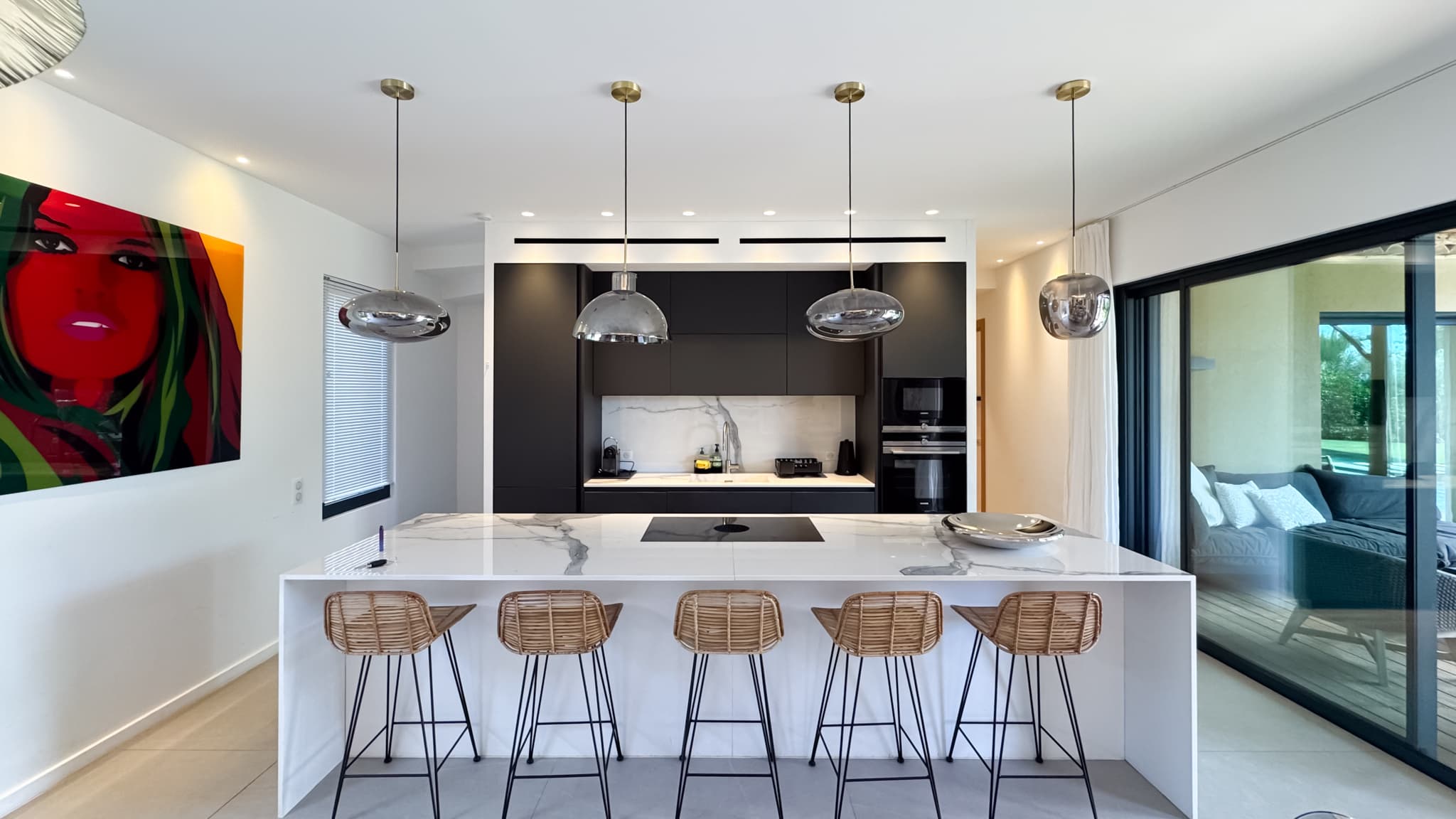 Cuisine entièrement équipée avec finitions haut de gamme dans cette villa contemporaine à vendre à Saint-Tropez.