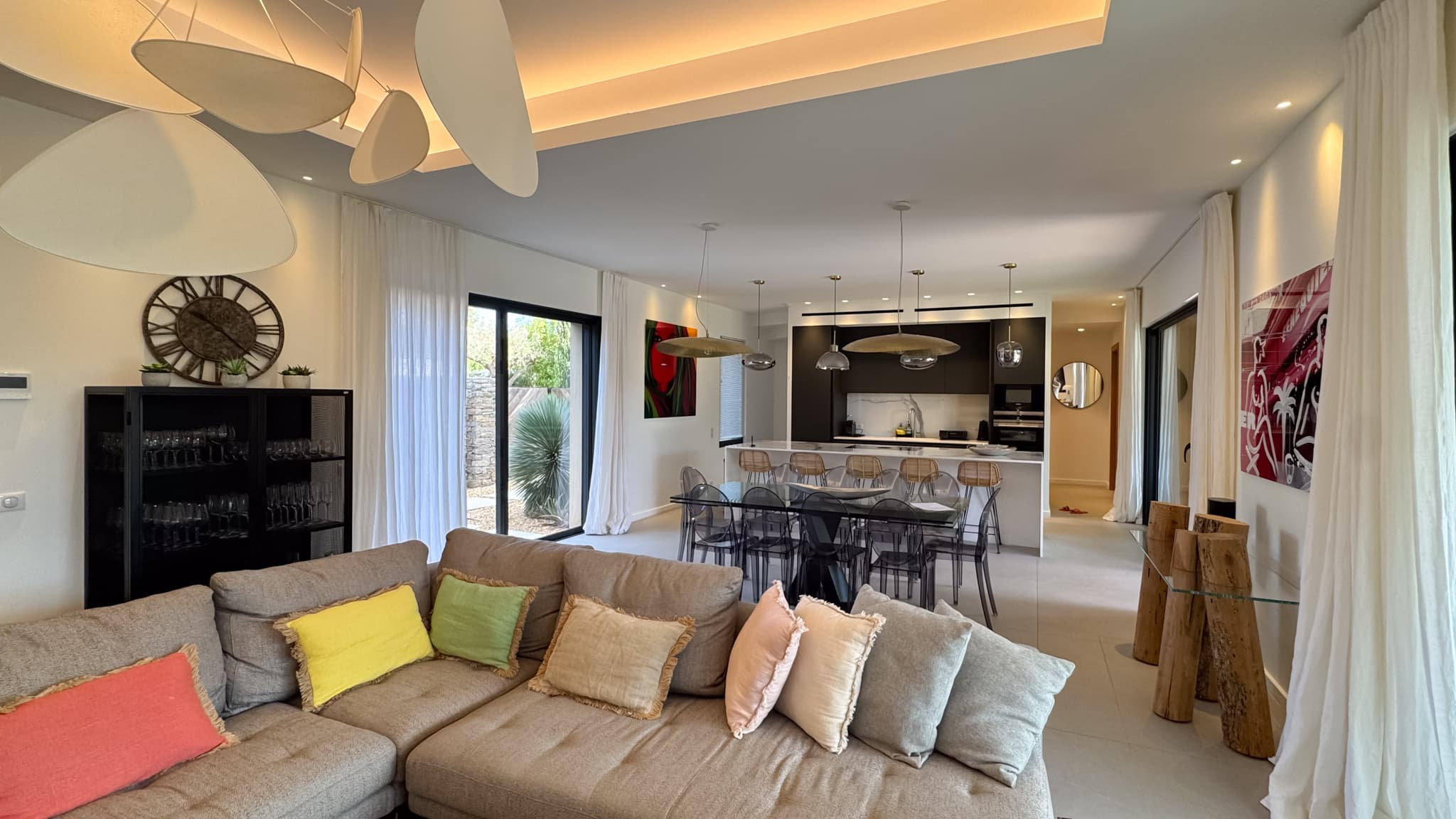 Salon spacieux baigné de lumière avec grandes baies vitrées dans cette villa contemporaine à vendre à Saint-Tropez.