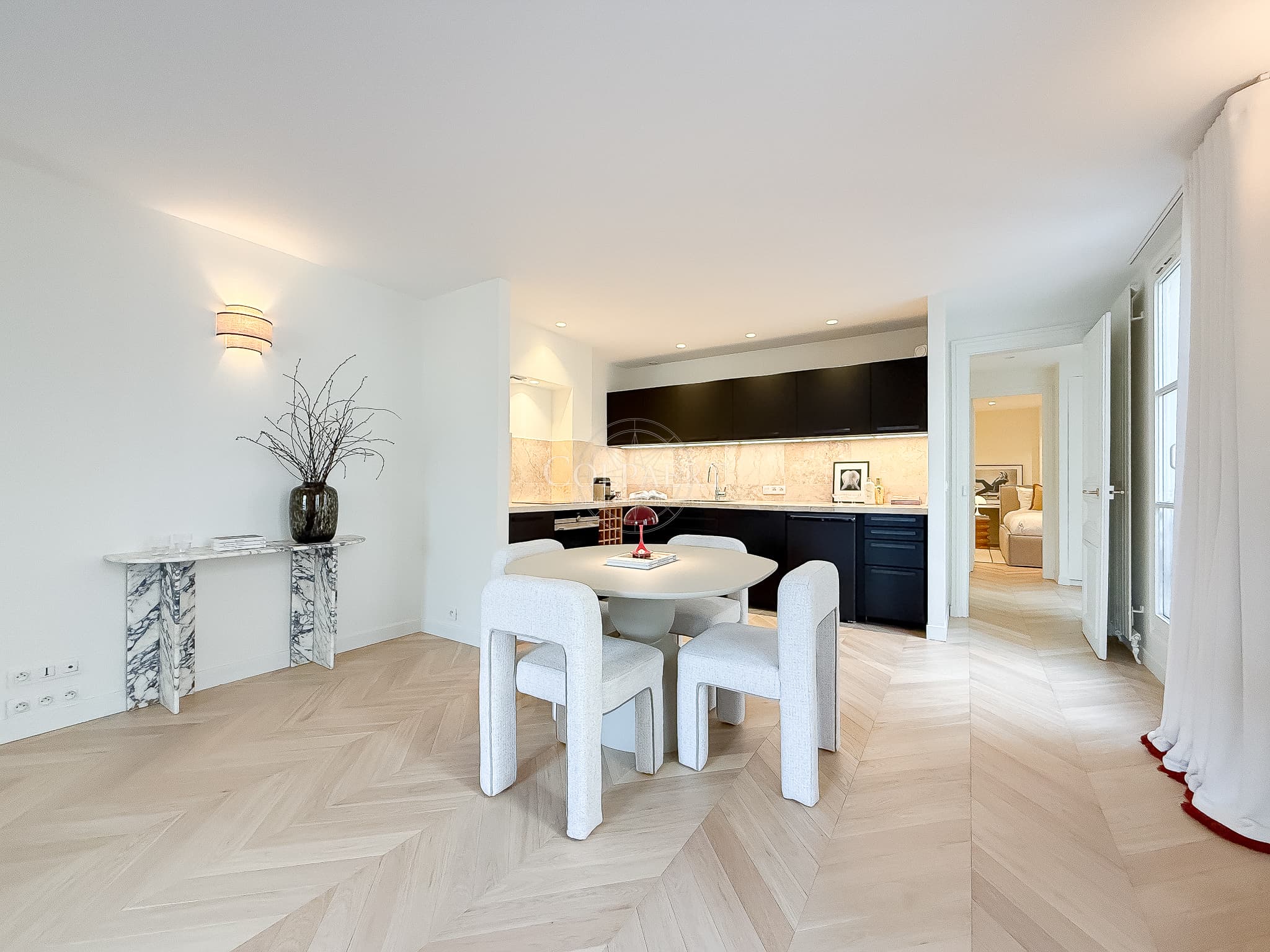 Séjour spacieux et lumineux dans un appartement à vendre à Paris 1er arrondissement, proche du Marché Saint-Honoré, avec belle hauteur sous plafond.