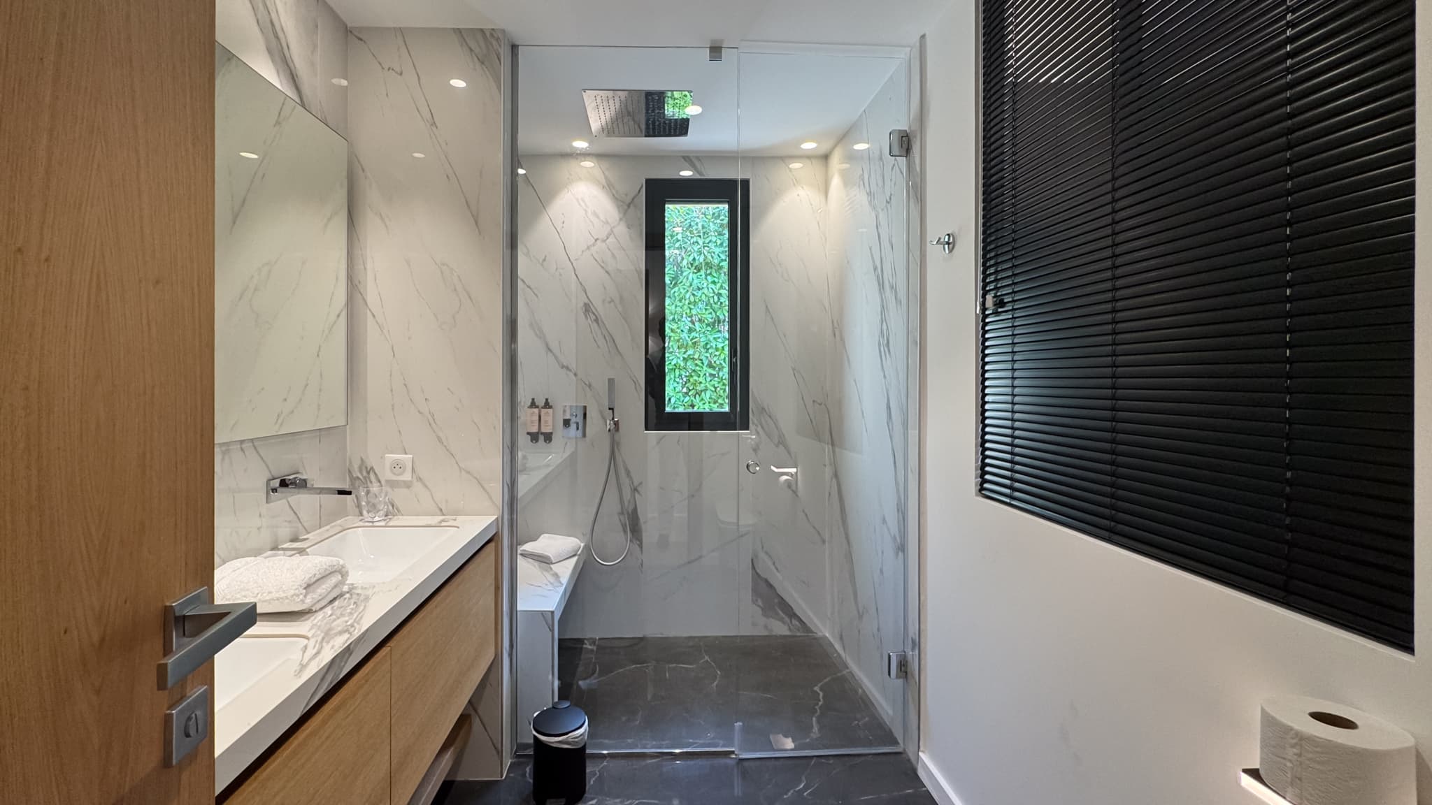 Salle de bains moderne avec matériaux haut de gamme dans cette villa de luxe à vendre à Saint-Tropez.