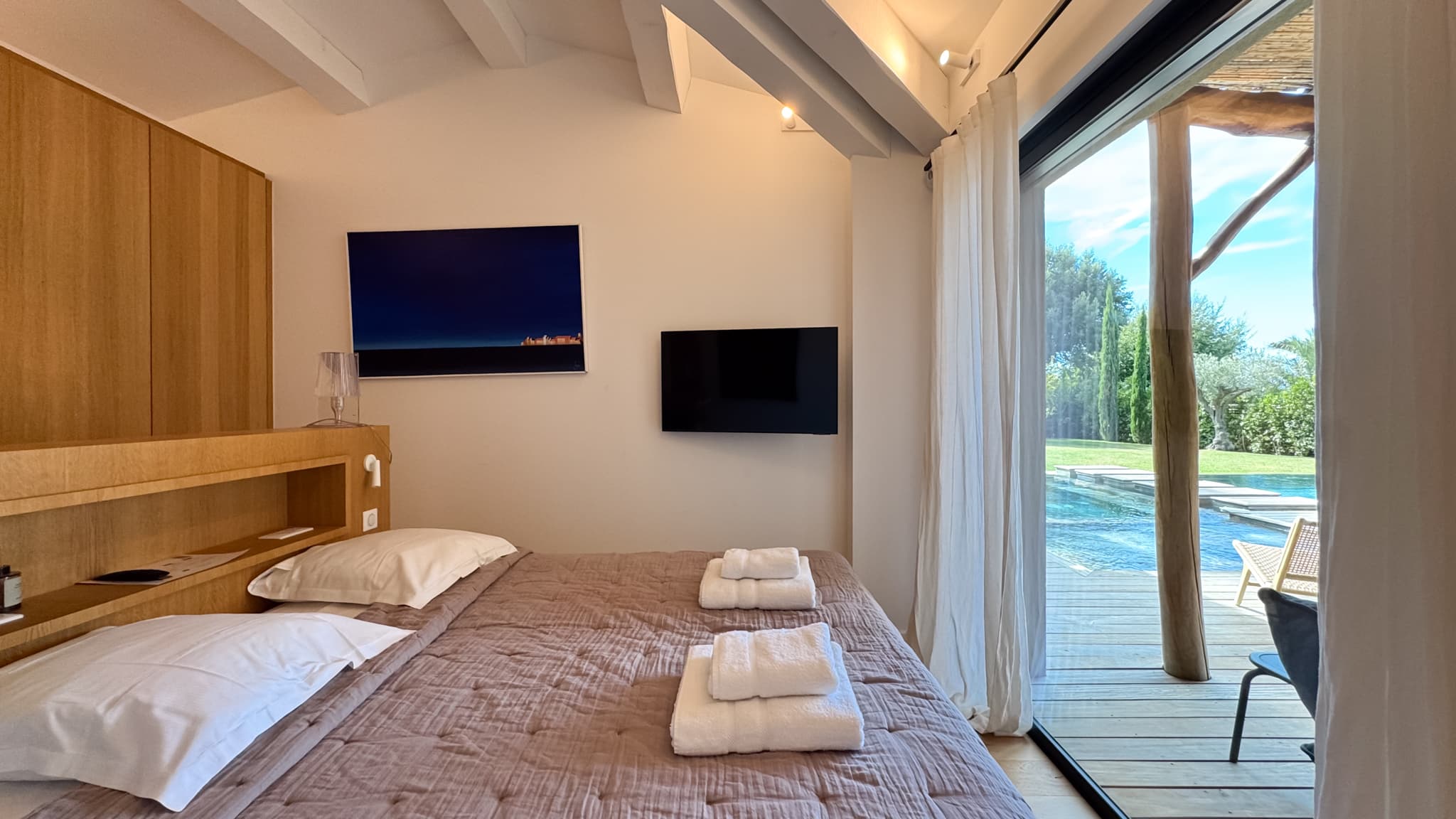 Chambre en suite élégante avec rangements sur mesure dans cette villa contemporaine à vendre à Saint-Tropez.