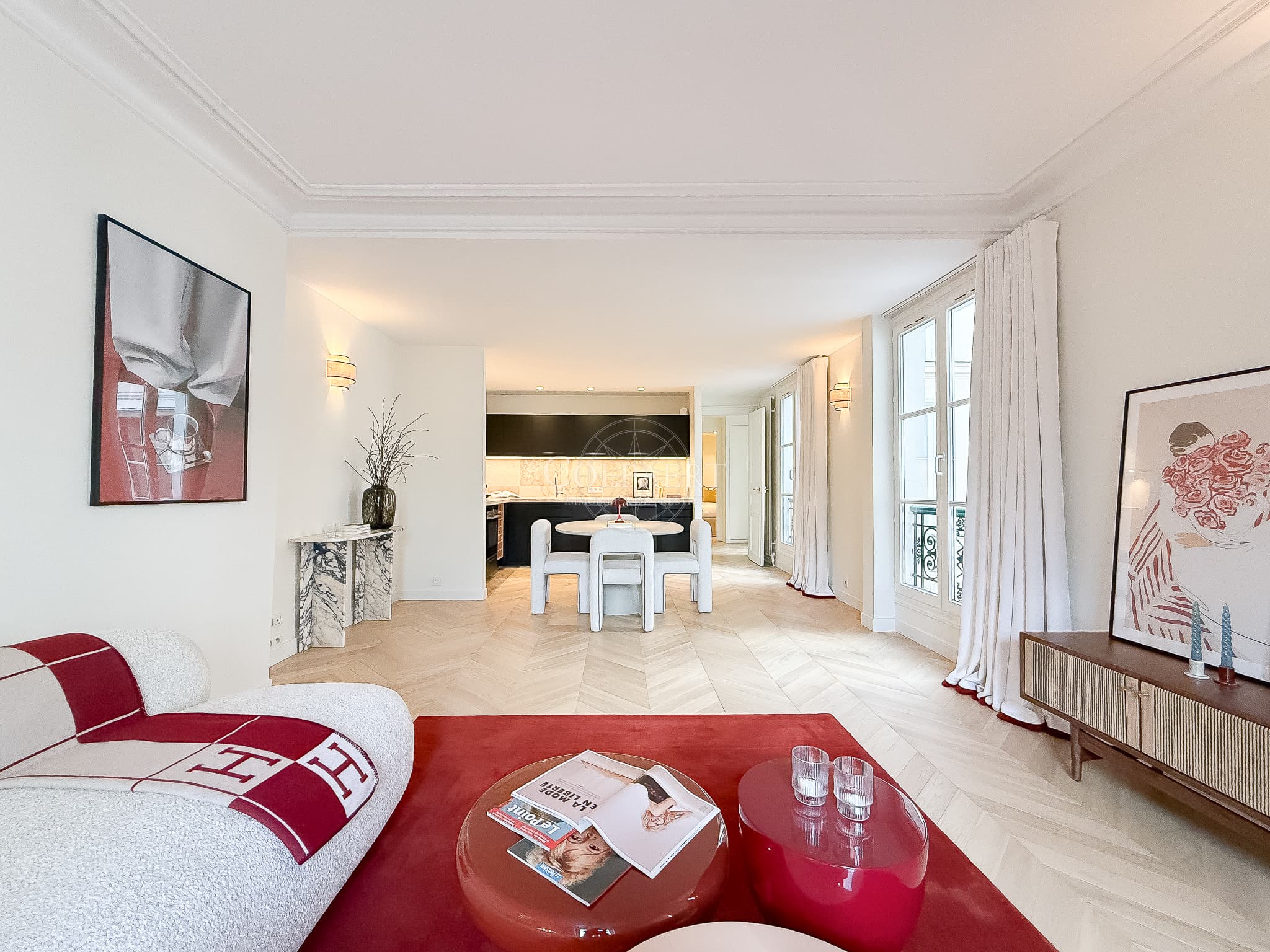 Cuisine ouverte et fonctionnelle dans un appartement à vendre au cœur de Paris 1er, quartier Saint-Honoré, aux finitions soignées.