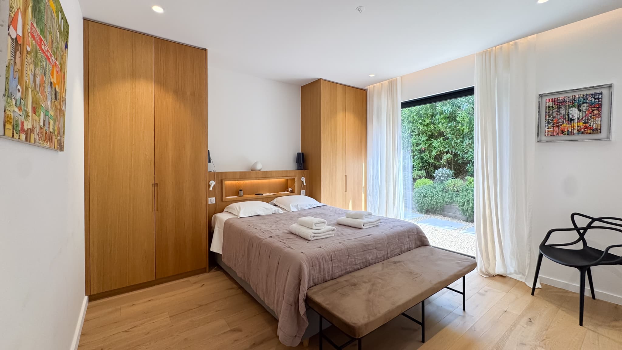 Chambre en suite élégante avec rangements sur mesure dans cette villa contemporaine à vendre à Saint-Tropez.