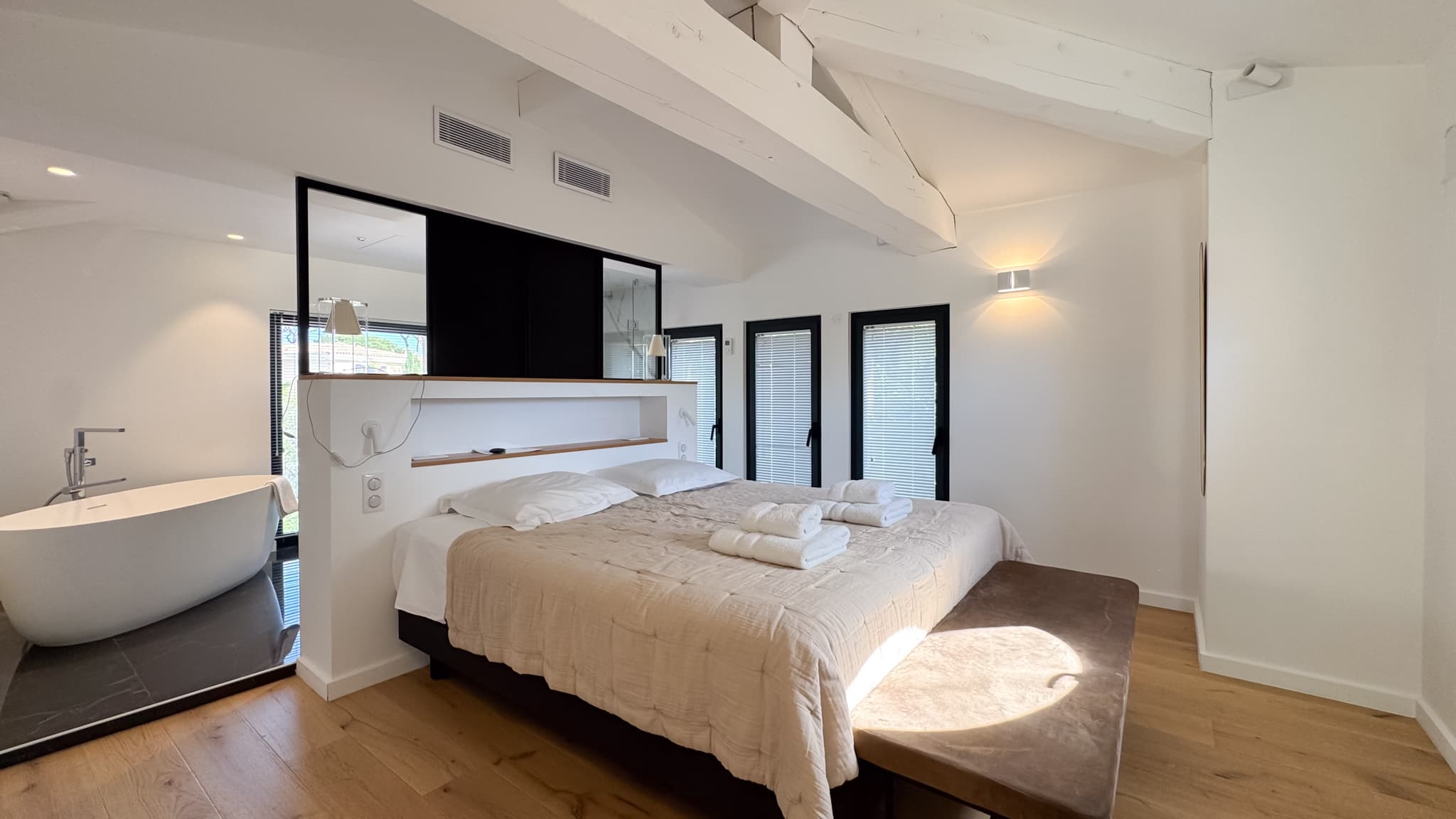 Suite parentale avec terrasse privée et vue sur le jardin dans cette villa de luxe à vendre à Saint-Tropez.