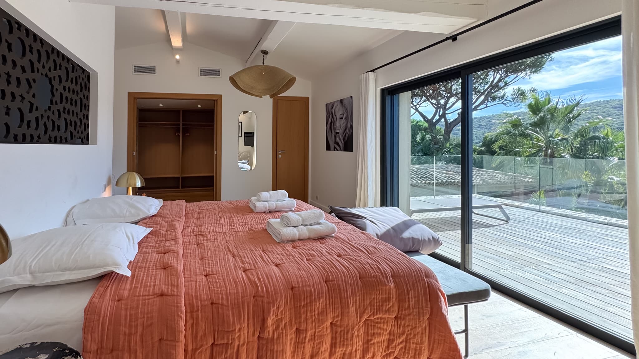 Chambre en suite élégante avec rangements sur mesure dans cette villa contemporaine à vendre à Saint-Tropez.