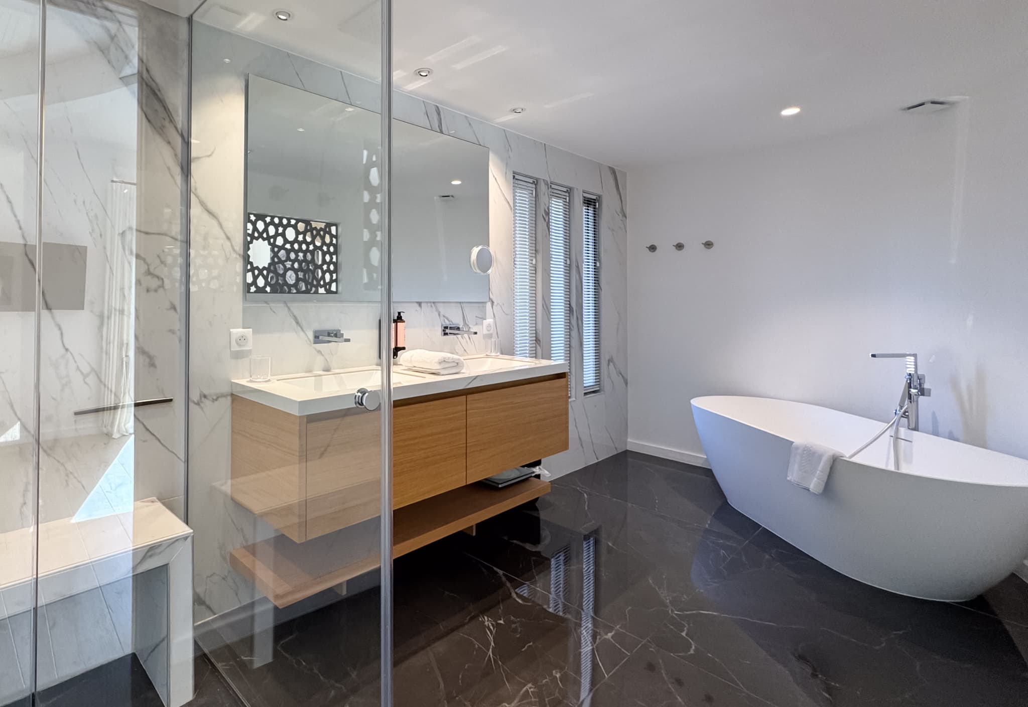 Salle de bains moderne avec matériaux haut de gamme dans cette villa de luxe à vendre à Saint-Tropez.