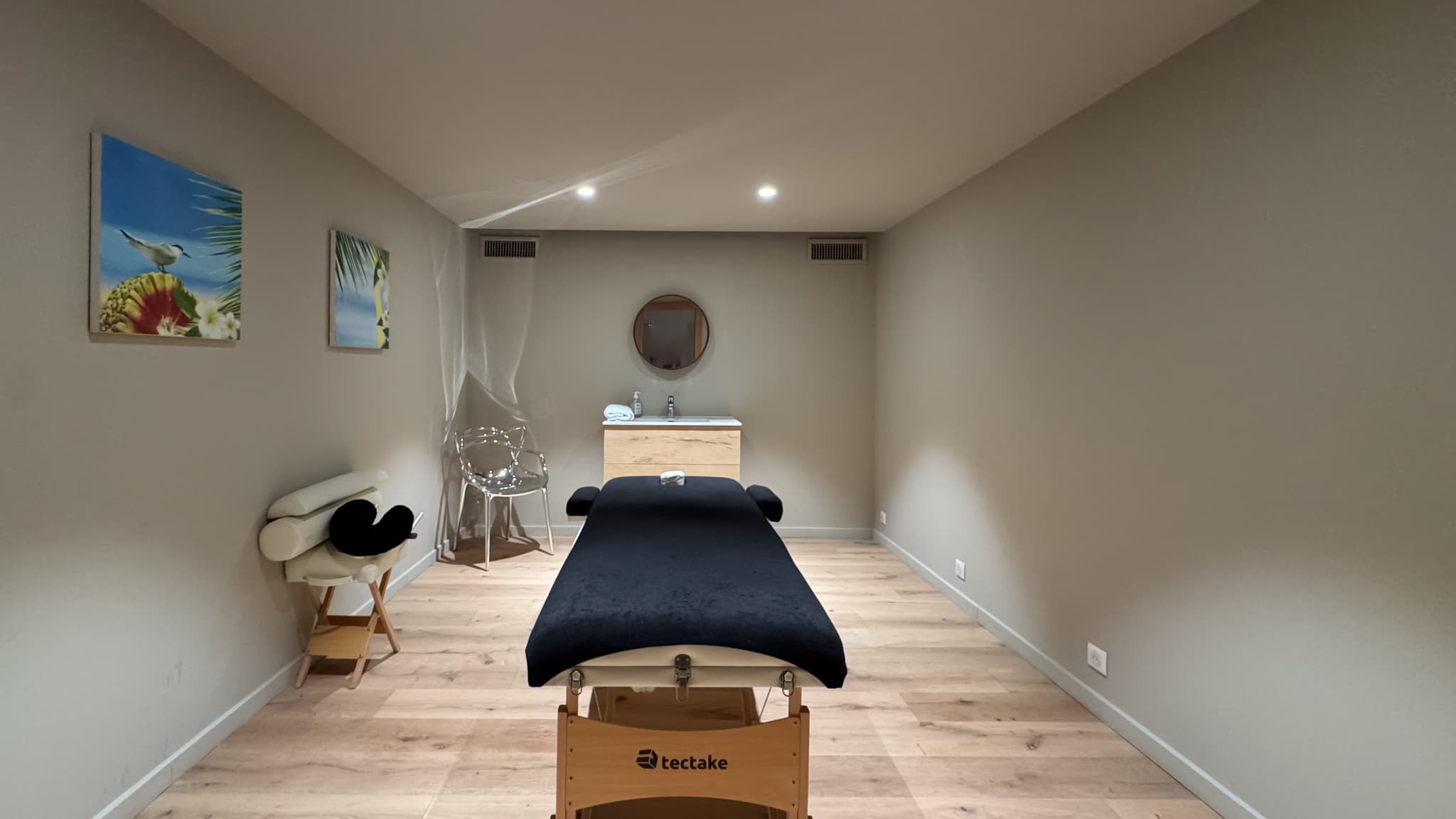 Espace bien-être dédié aux soins et à la détente dans cette villa de luxe à vendre à Saint-Tropez dans un domaine sécurisé.