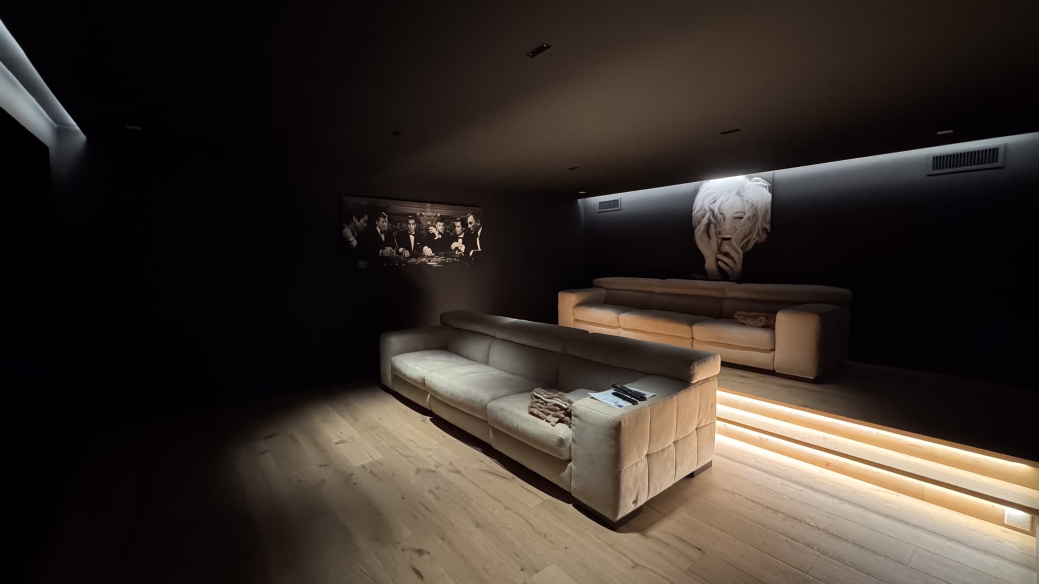 Salle de projection privée aménagée dans cette villa contemporaine à vendre à Saint-Tropez pour des moments de détente.