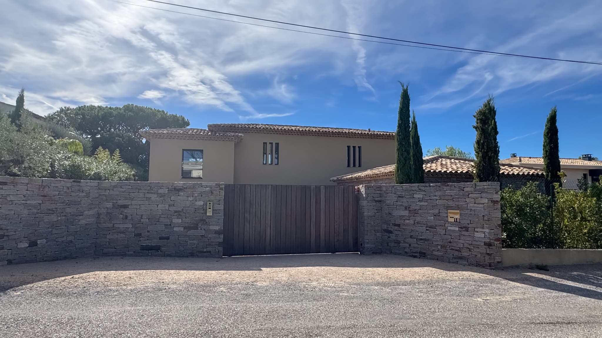 Façade élégante de cette villa contemporaine à vendre à Saint-Tropez située dans un domaine privé sécurisé à quelques minutes à pied du centre.