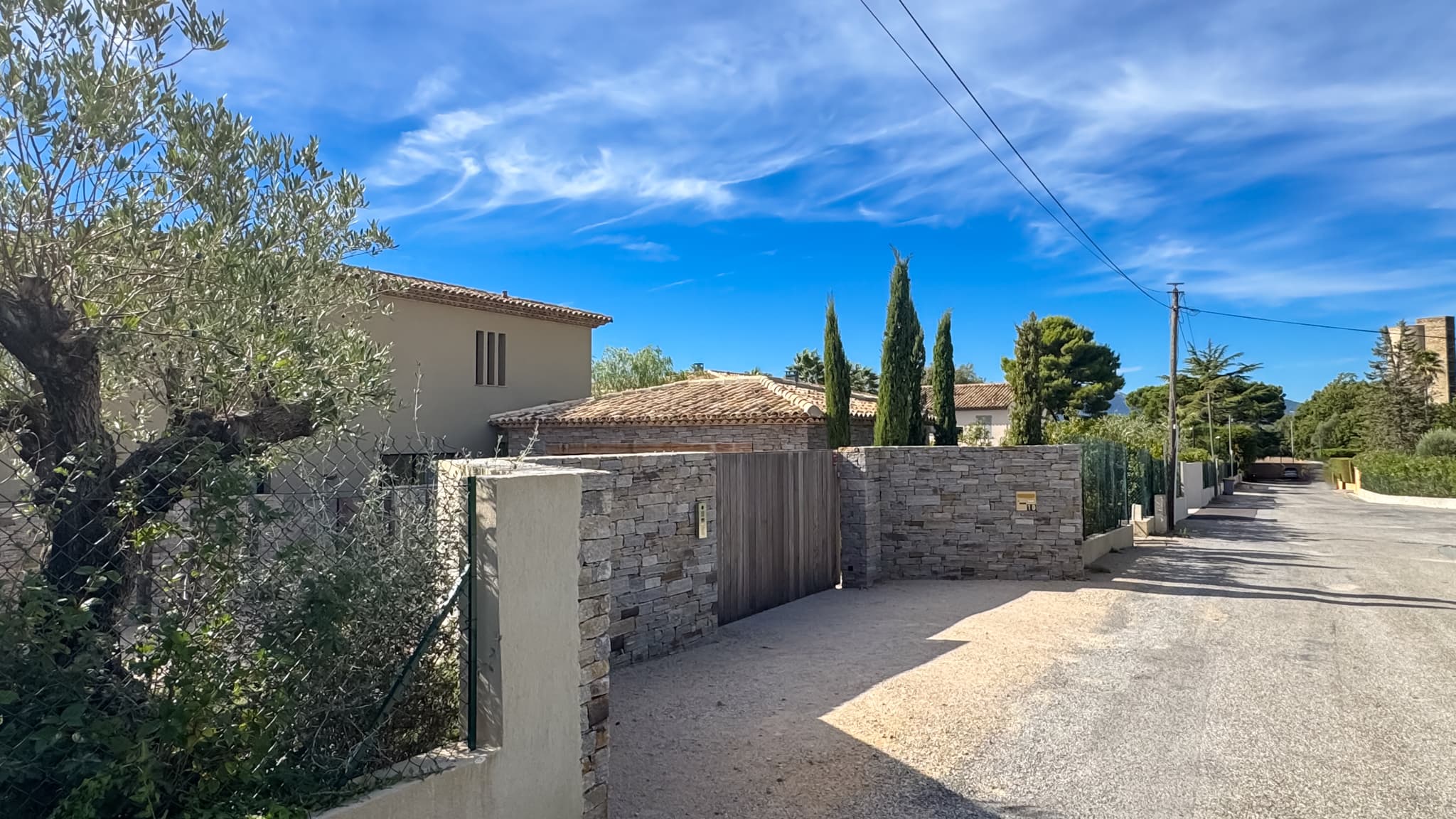 Façade élégante de cette villa contemporaine à vendre à Saint-Tropez située dans un domaine privé sécurisé à quelques minutes à pied du centre.