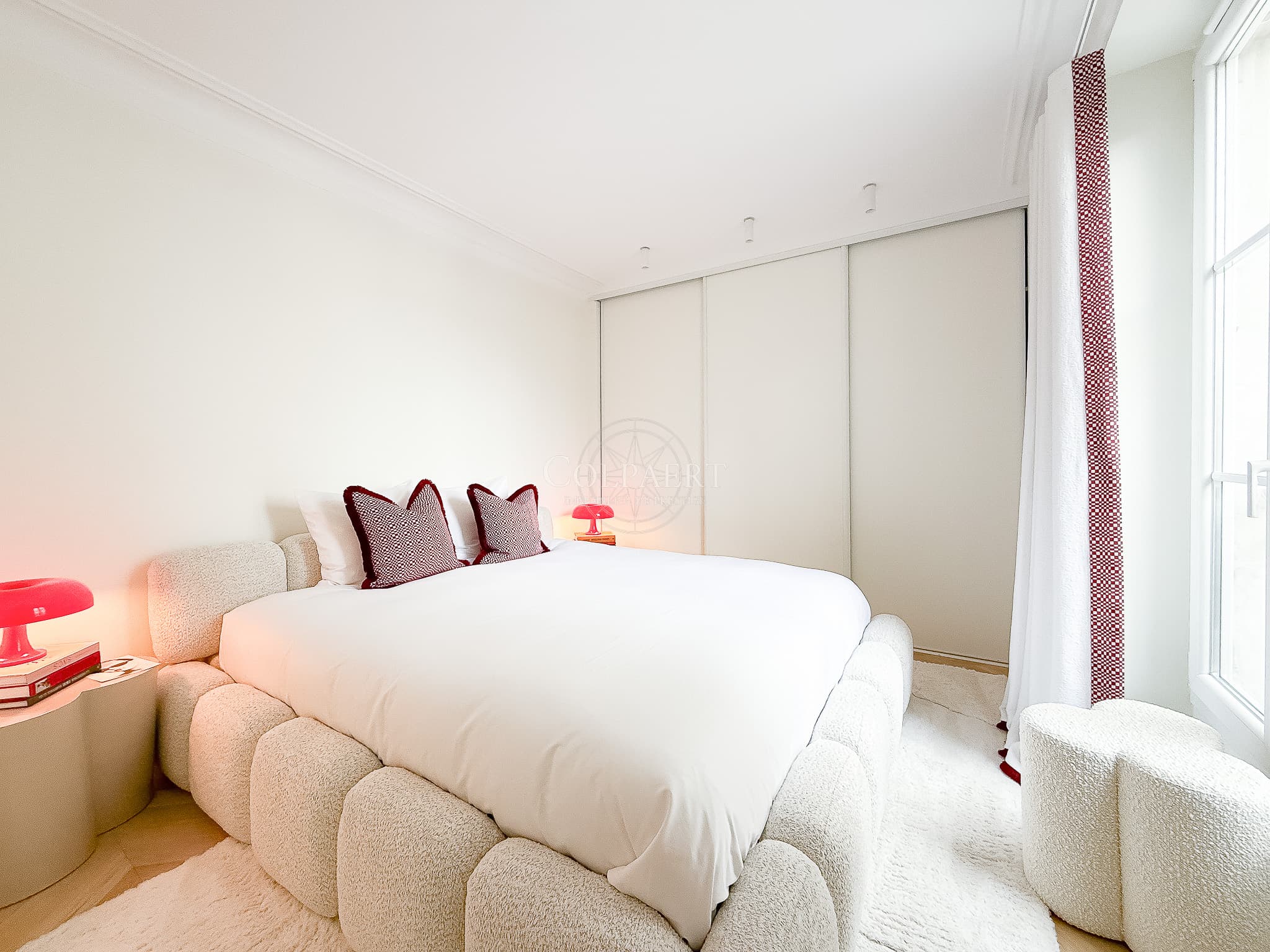 Chambre principale lumineuse et calme dans un appartement à vendre à Paris 1er arrondissement, à deux pas du Marché Saint-Honoré.