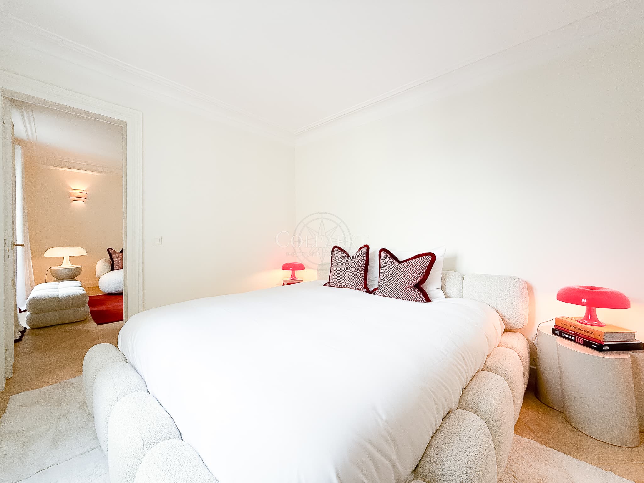 Chambre principale d'un appartement à la vente à Paris, finition luxueuses