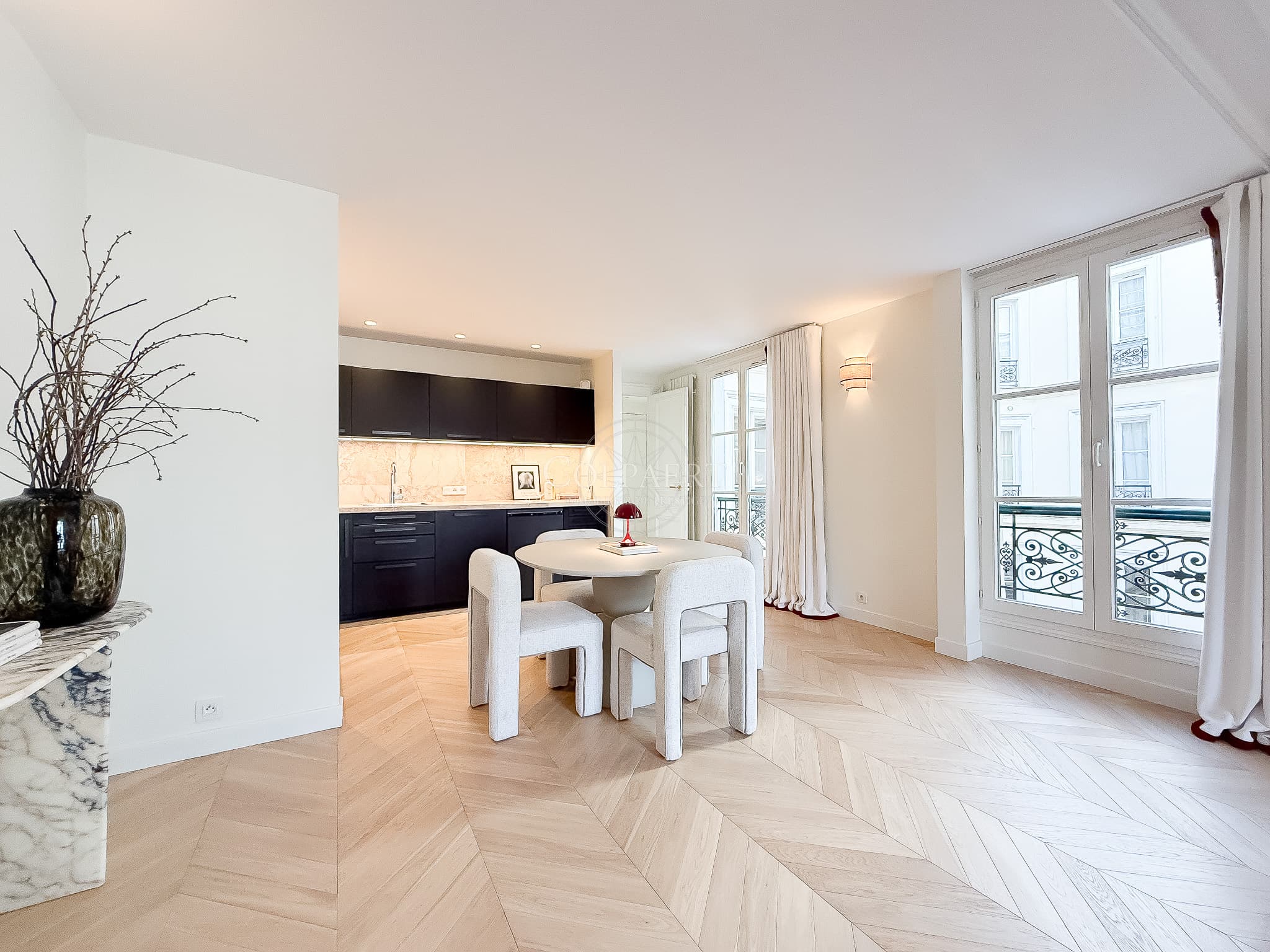 Salle à manger lumineuse avec vue sur le patio d'un appartement à la vente à Paris