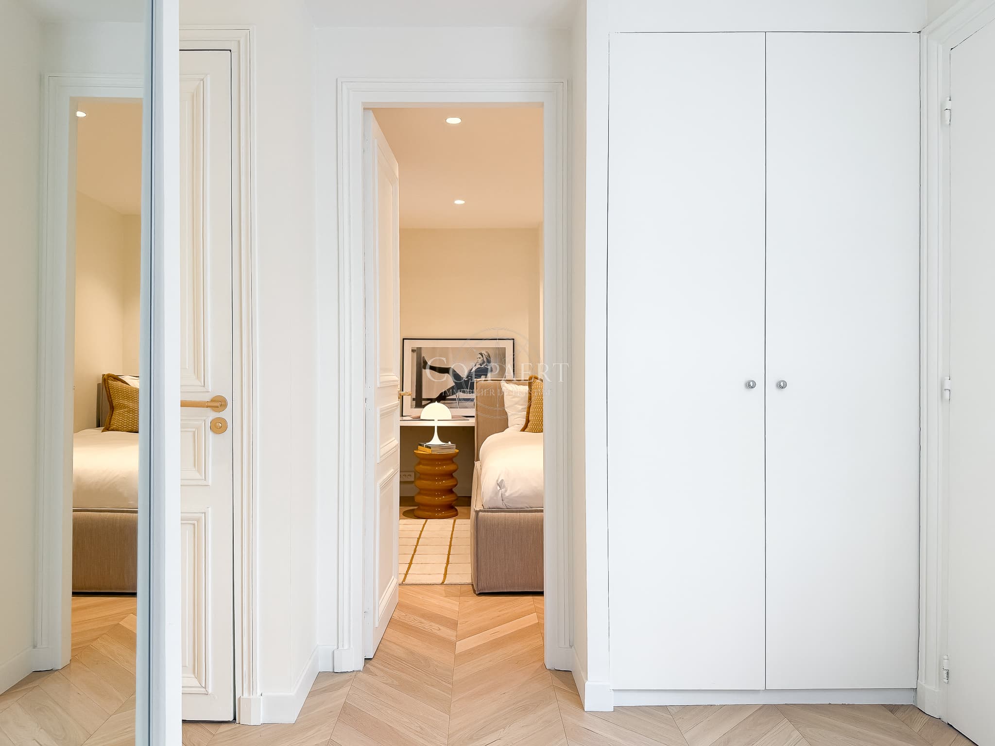 Hall d'entrée qui mène à la chambre à coucher d'un appartement à la vente à Paris