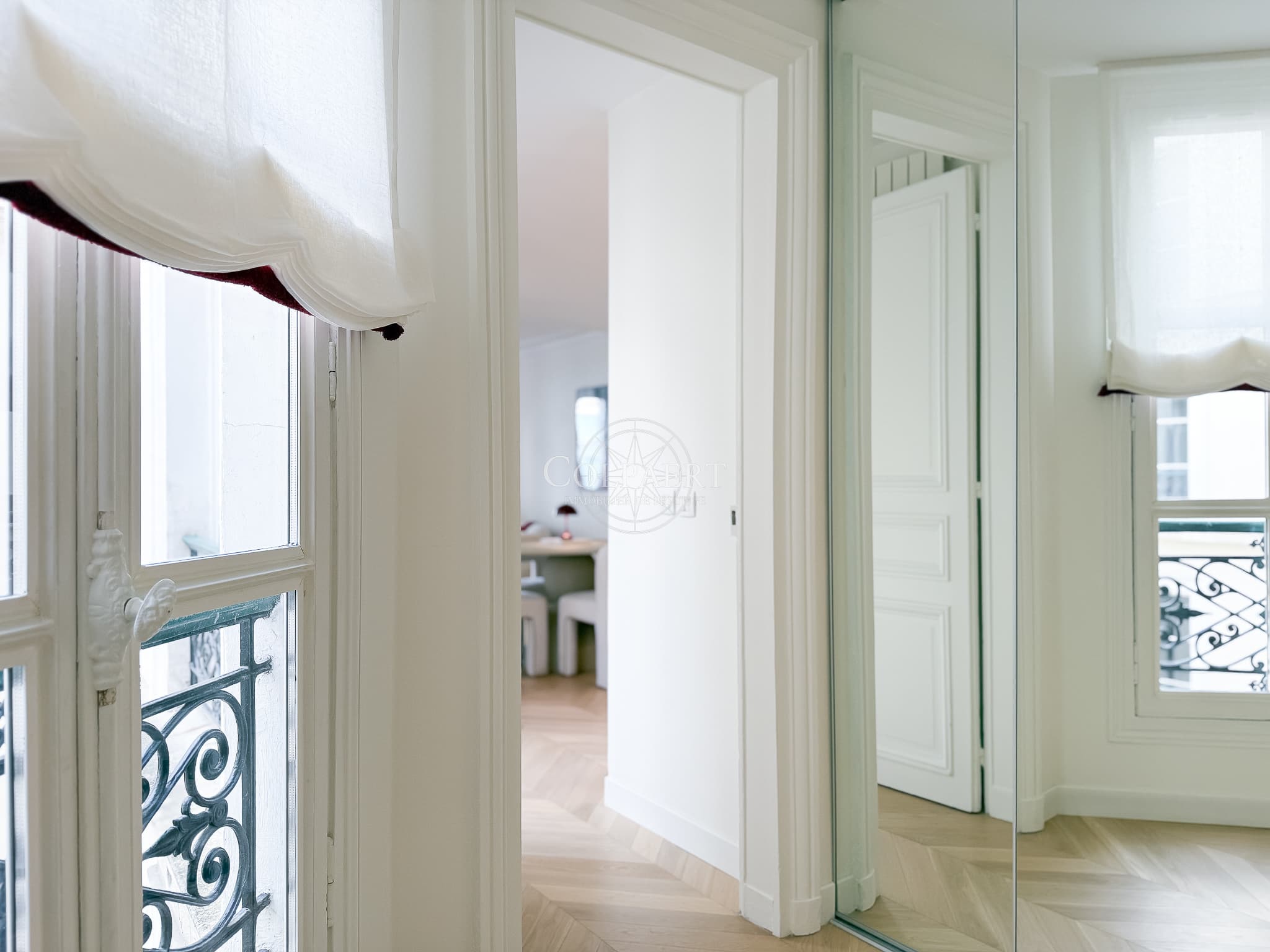 Entrée raffinée et lumineuse dans un appartement à vendre à Paris 1er arrondissement, aux finitions haut de gamme et ambiance chaleureuse.