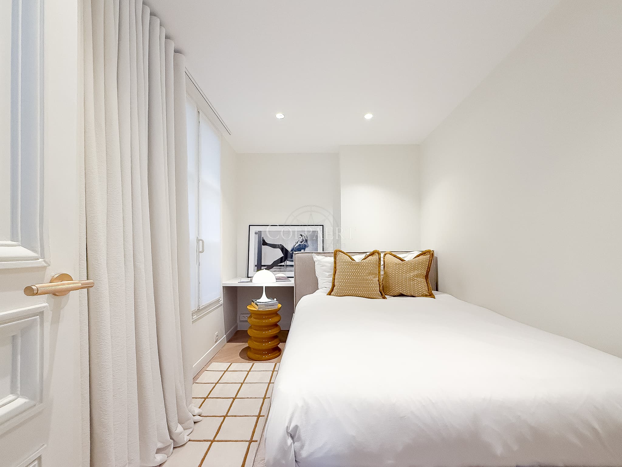 Chambre lumineuse et calme dans un appartement à vendre à Paris 1er arrondissement, à deux pas du Marché Saint-Honoré.