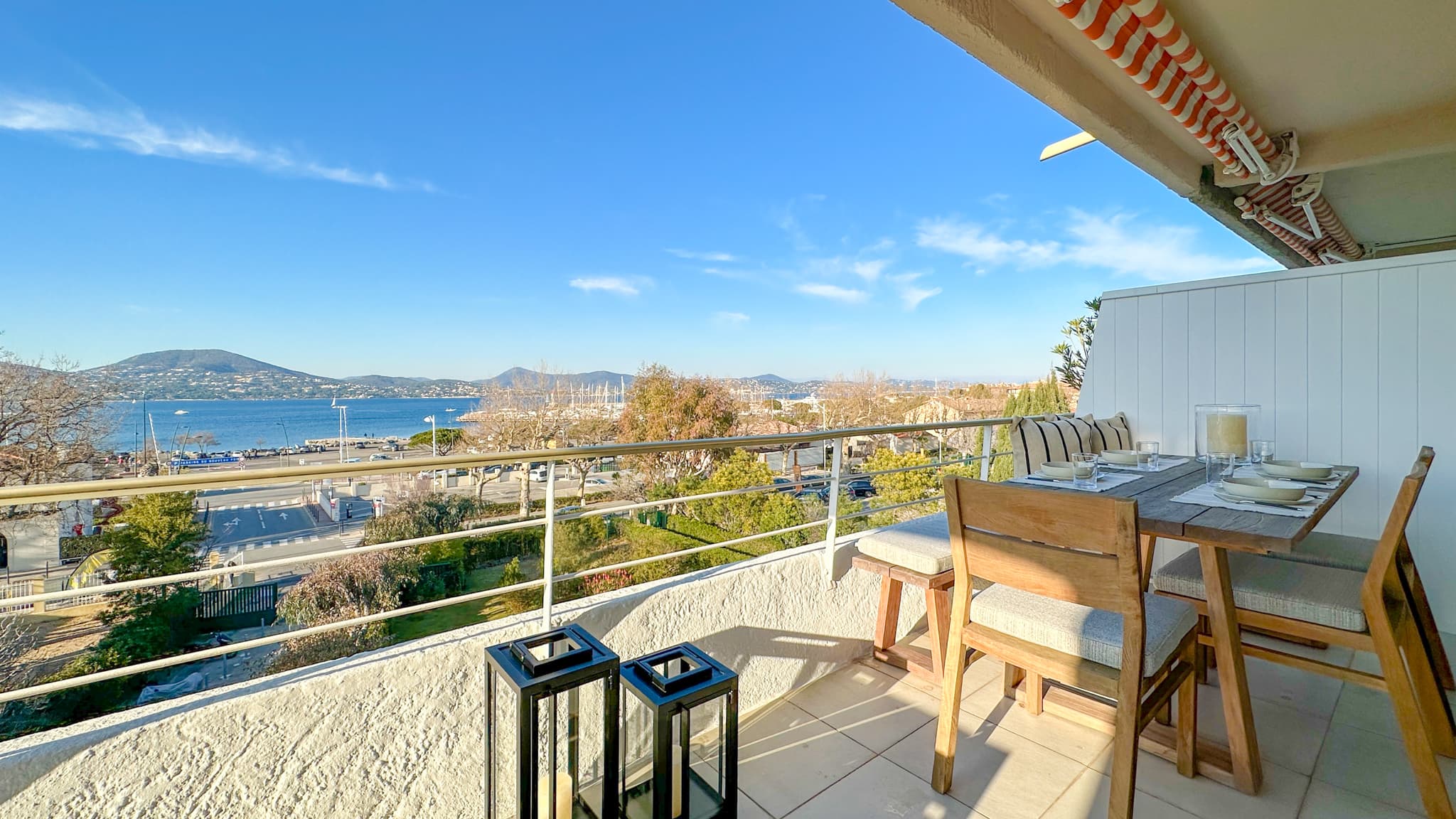 Terrasse élégante d’un appartement à vendre à Saint-Tropez avec vue panoramique sur la mer.