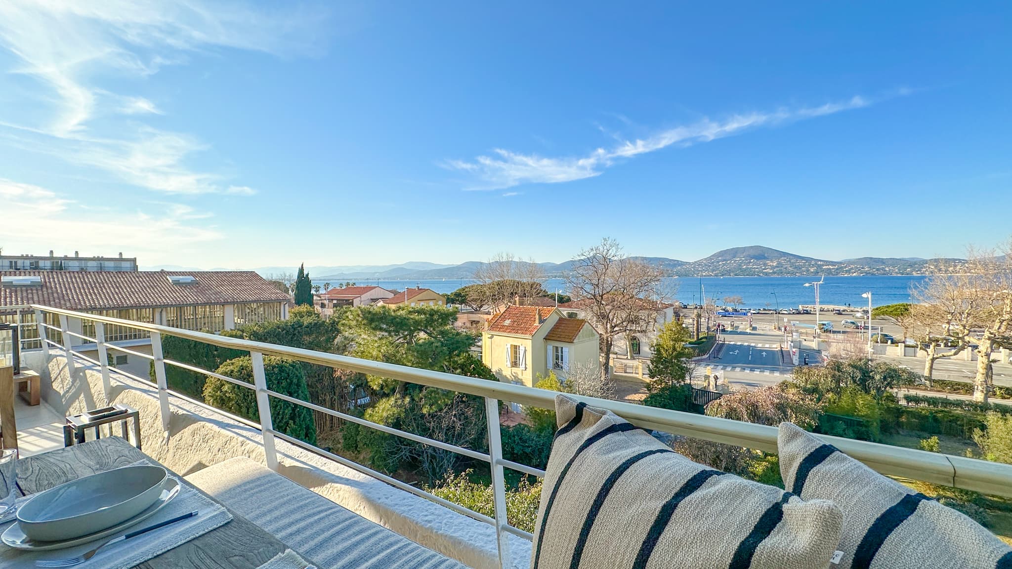 Vue imprenable sur la Méditerranée depuis un appartement de prestige à vendre à Saint-Tropez.
