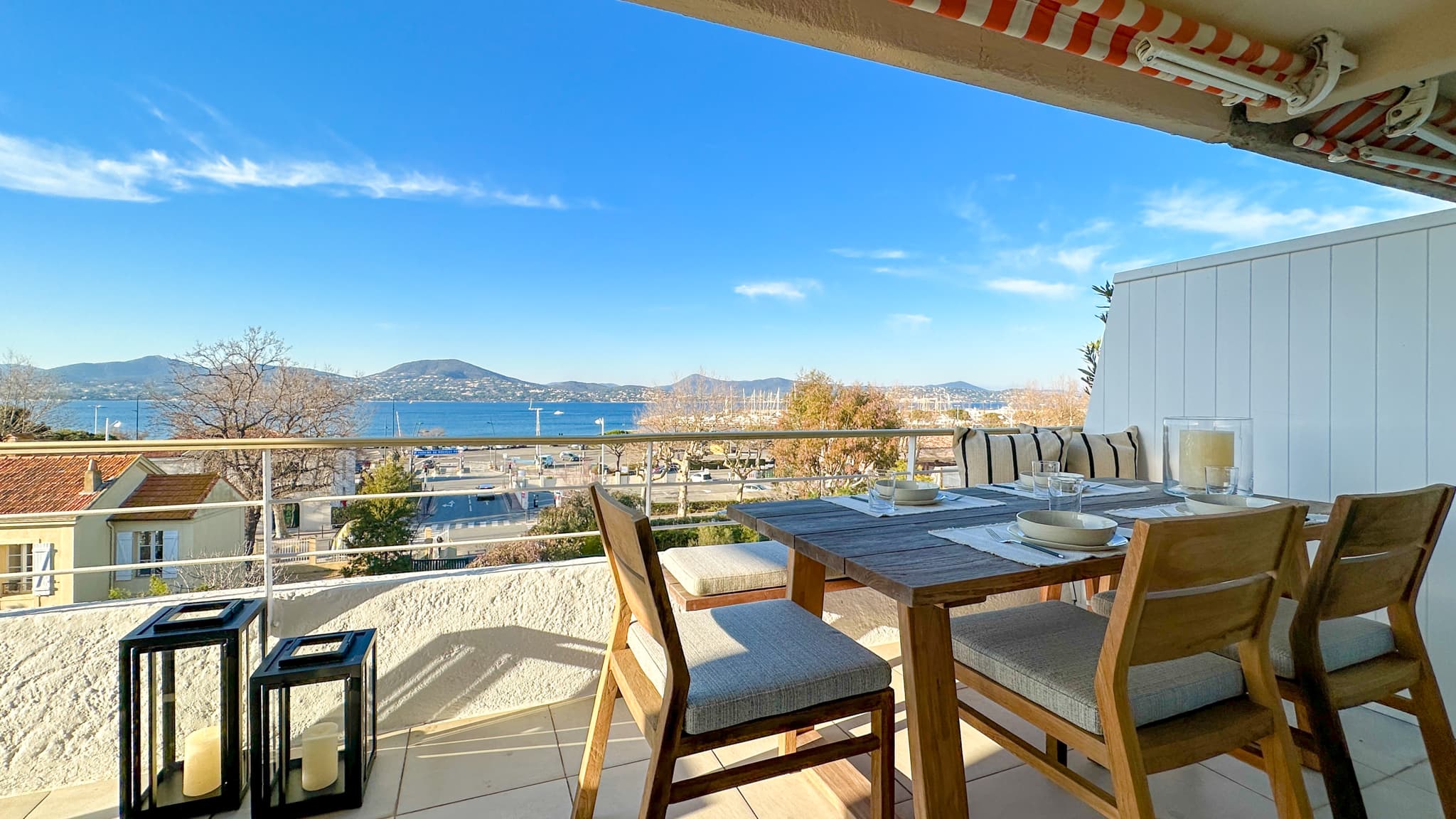 Terrasse élégante d’un appartement à vendre à Saint-Tropez avec vue panoramique sur la mer.