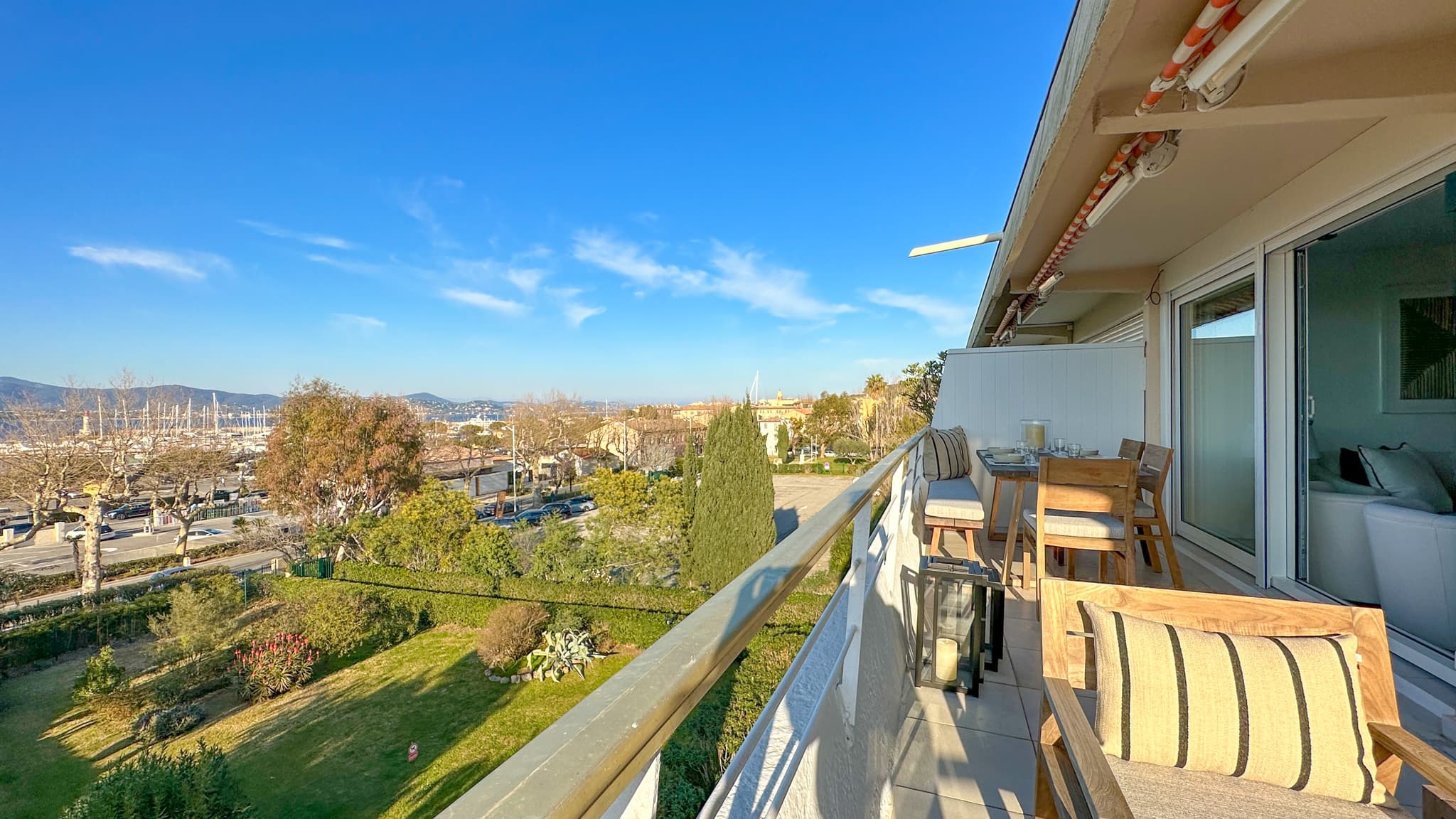 Terrasse élégante d’un appartement à vendre à Saint-Tropez avec vue panoramique sur la mer.