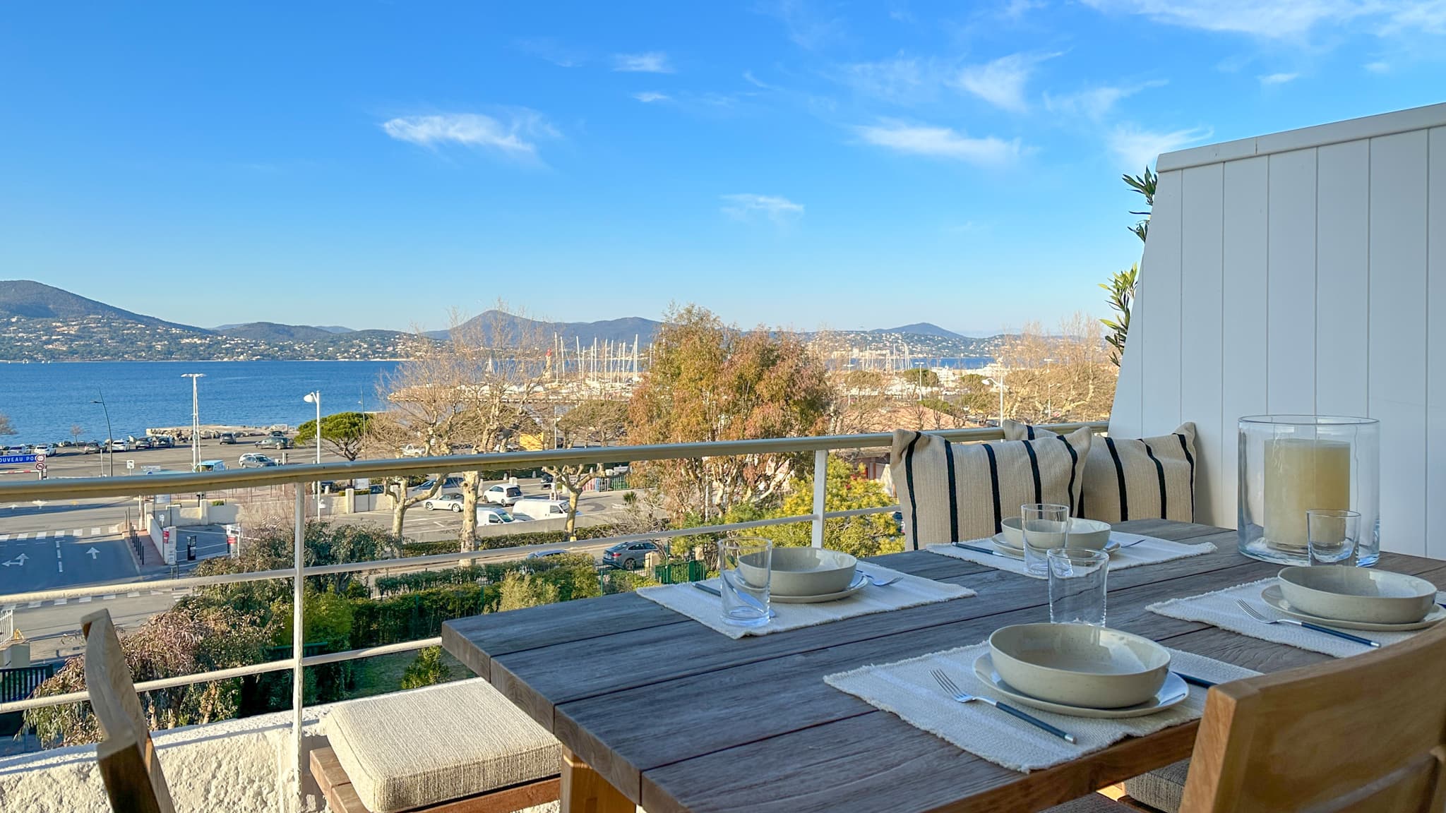 Terrasse élégante d’un appartement à vendre à Saint-Tropez avec vue panoramique sur la mer.