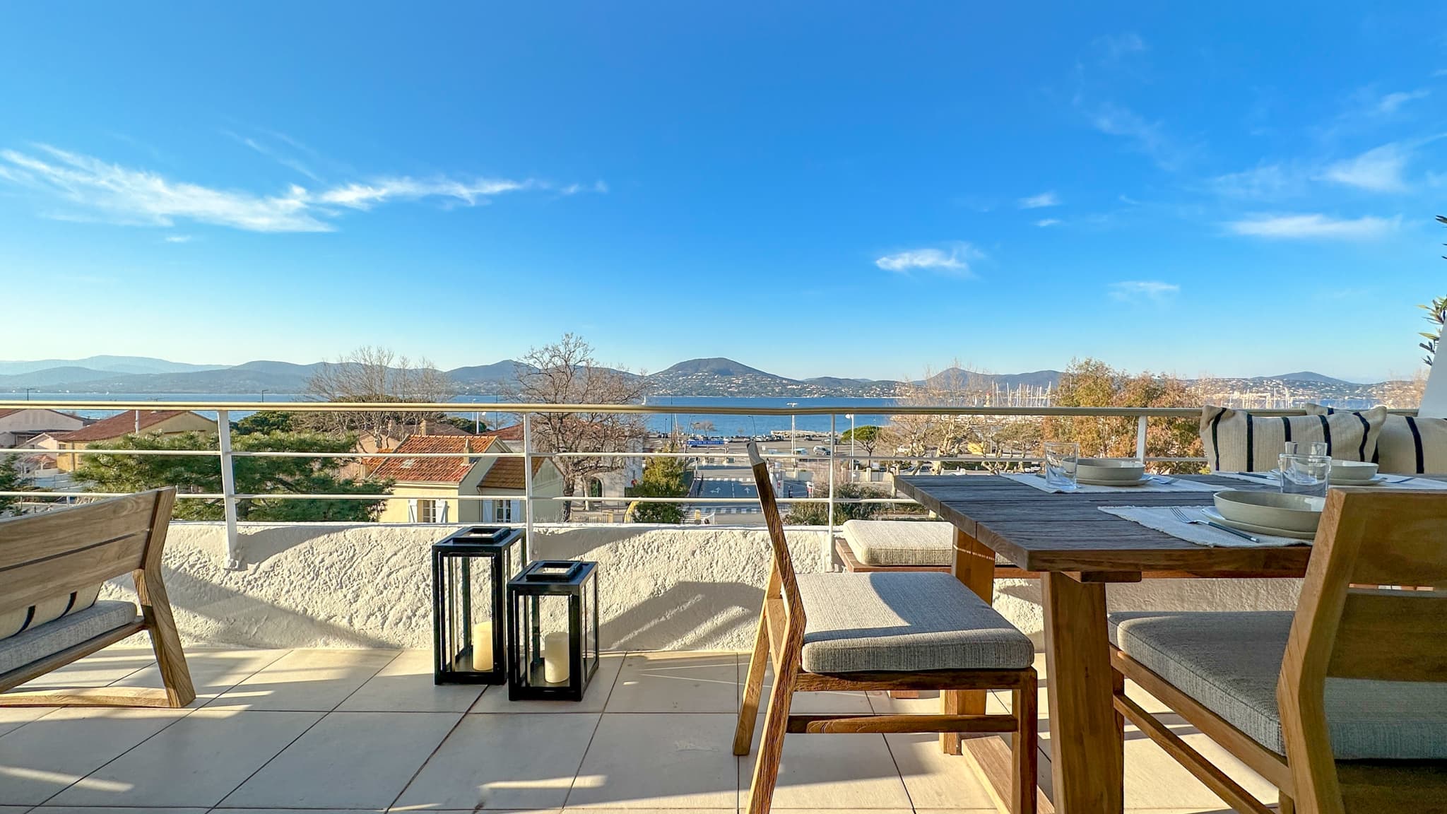 Terrasse élégante d’un appartement à vendre à Saint-Tropez avec vue panoramique sur la mer.