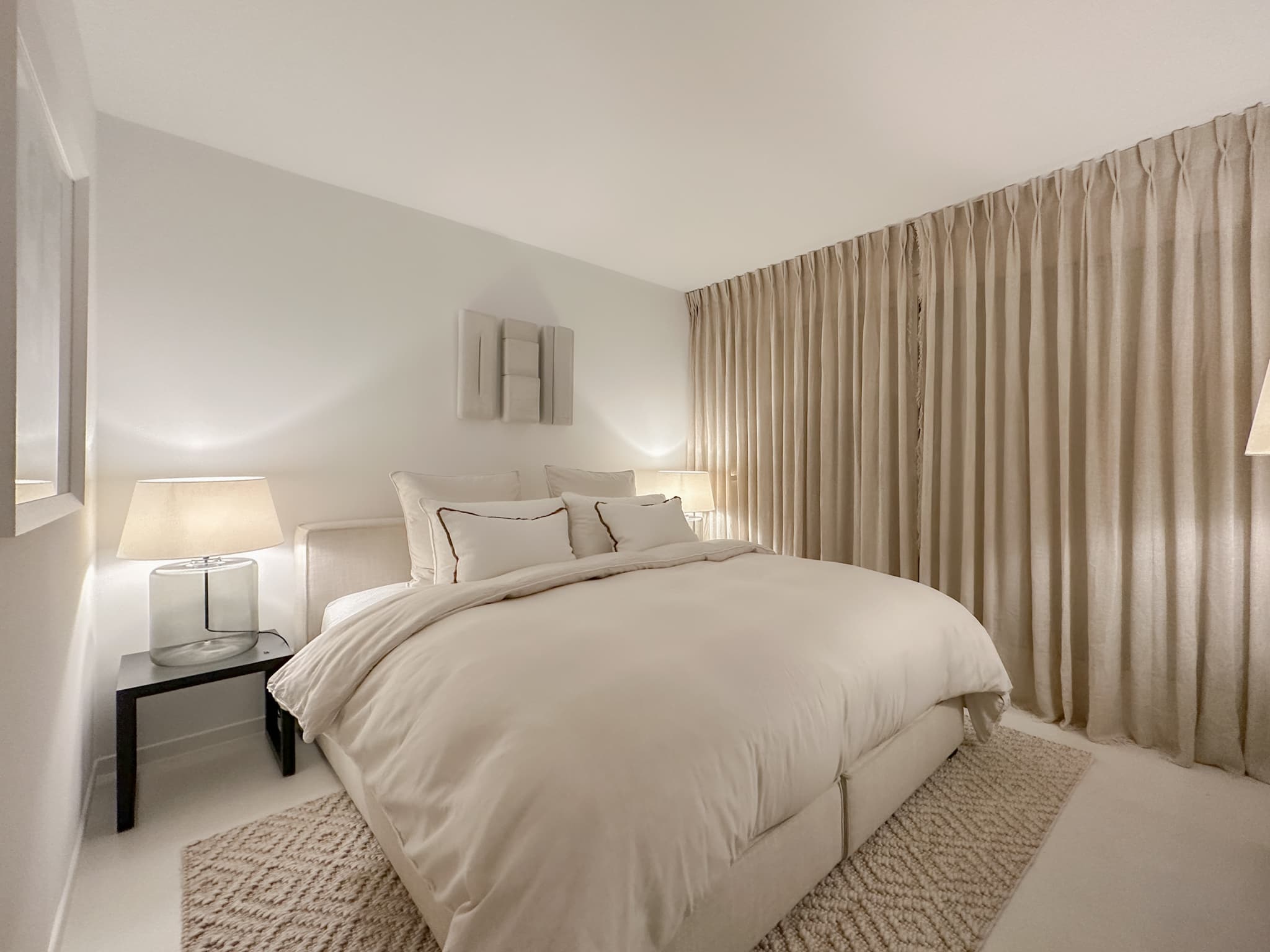 Chambre principale dans un appartement à vendre à Saint-Tropez.